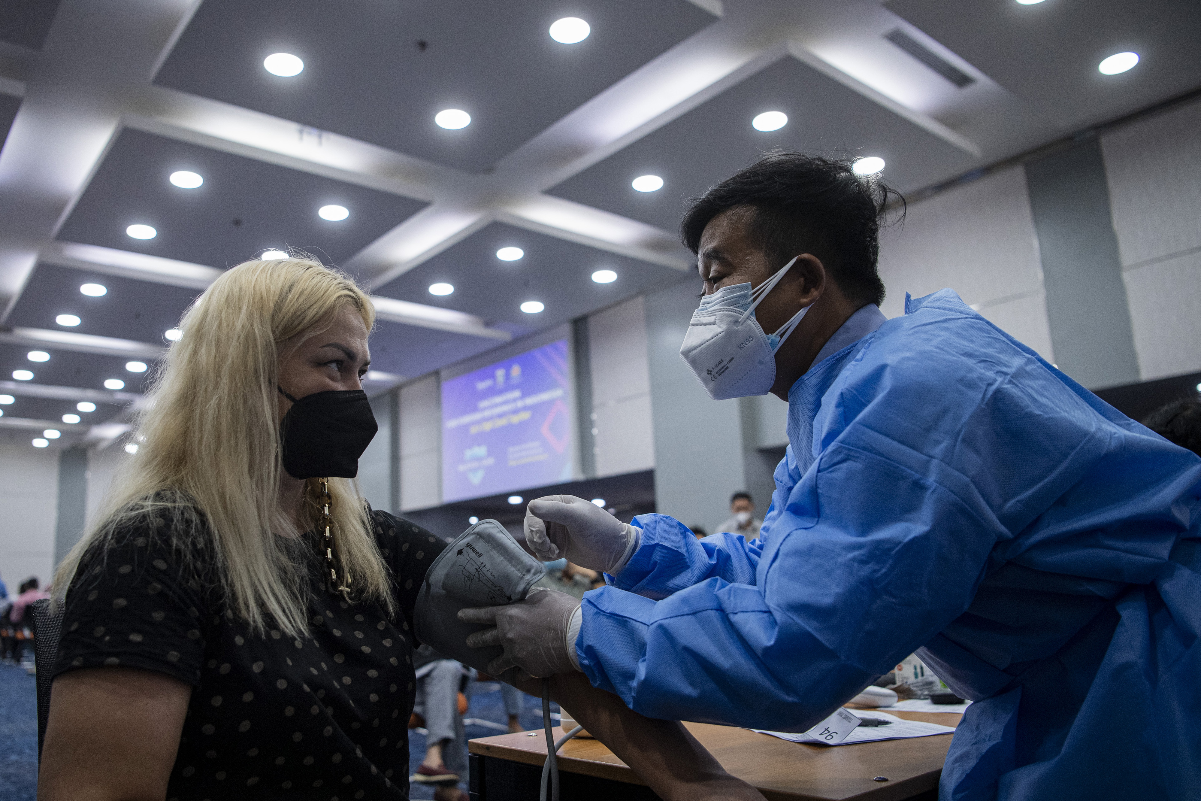 Vaksinasi Covid-19 Pertama Bagi WNA di Jakarta