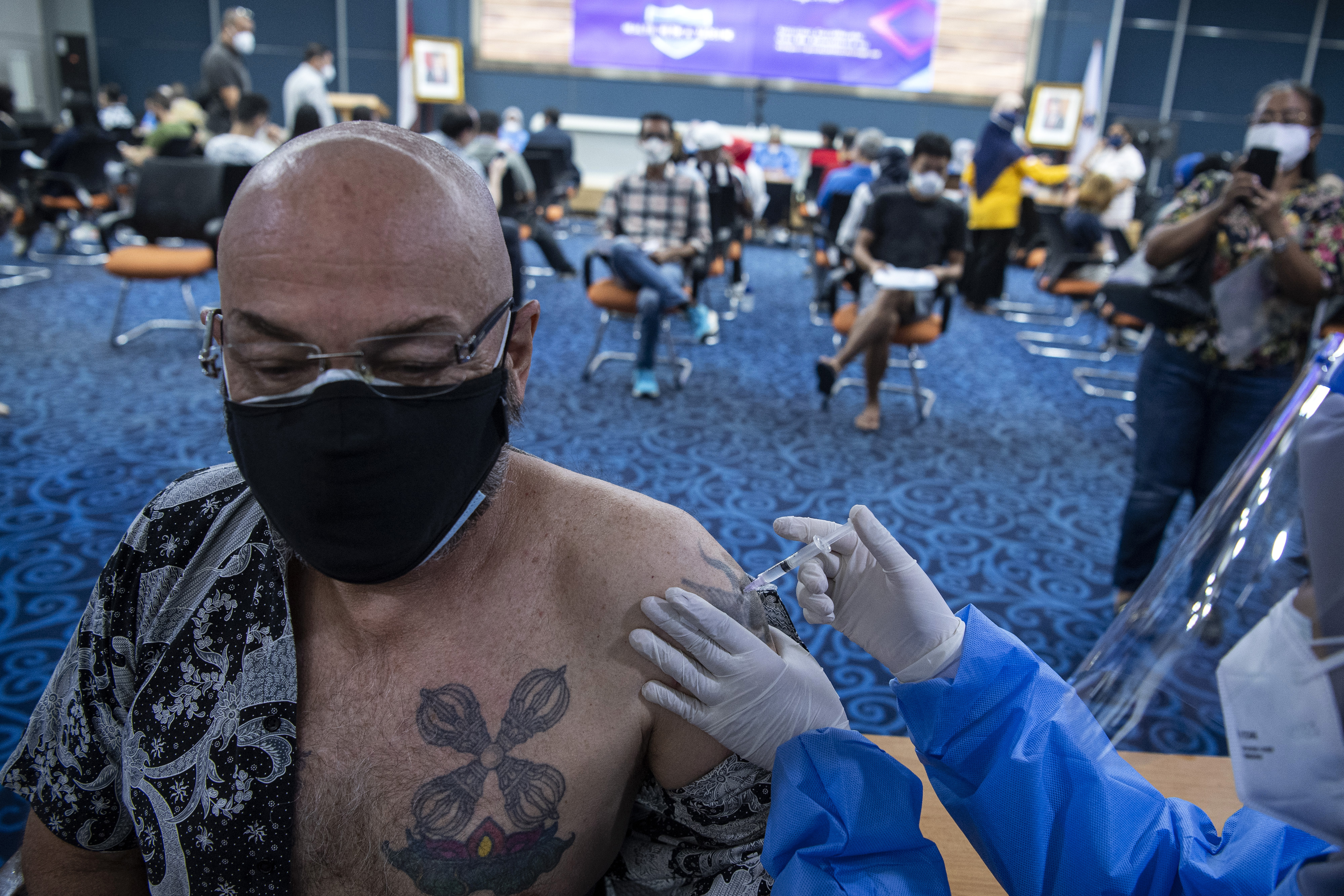 Vaksinasi Covid-19 Pertama Bagi WNA di Jakarta