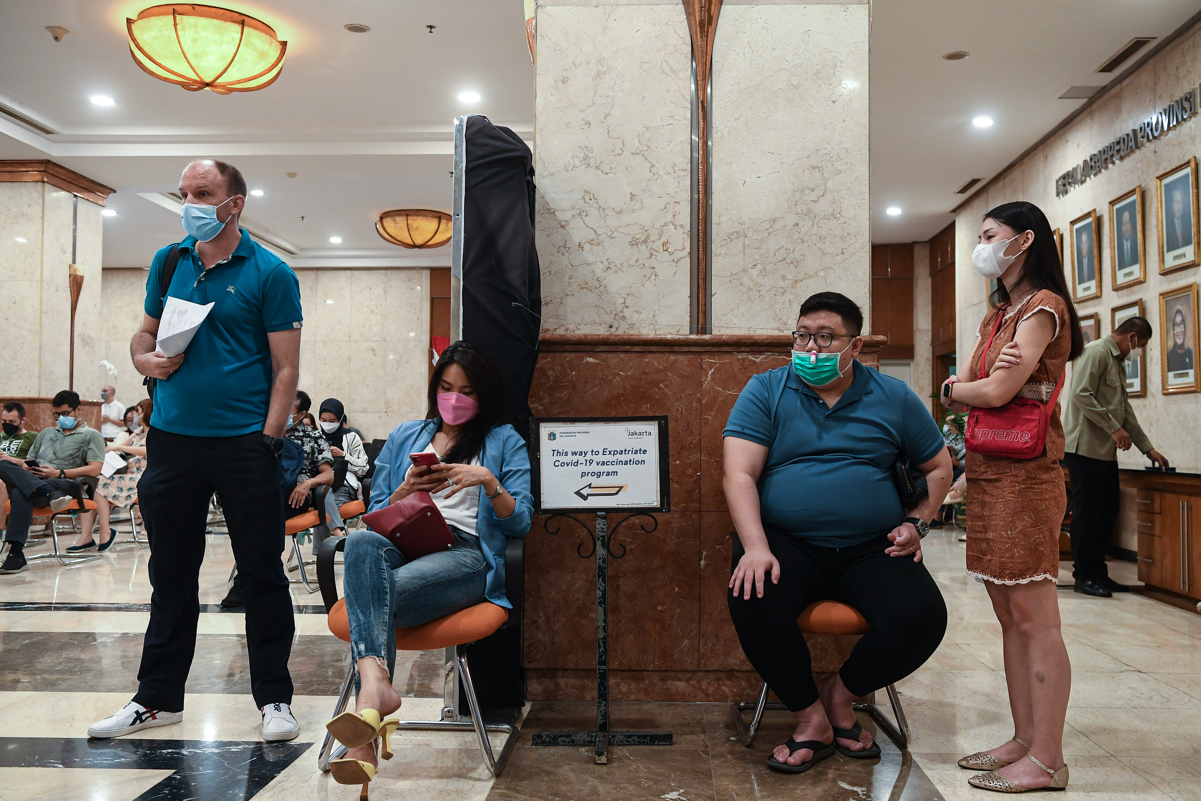 Vaksinasi Covid-19 Pertama Bagi WNA di Jakarta