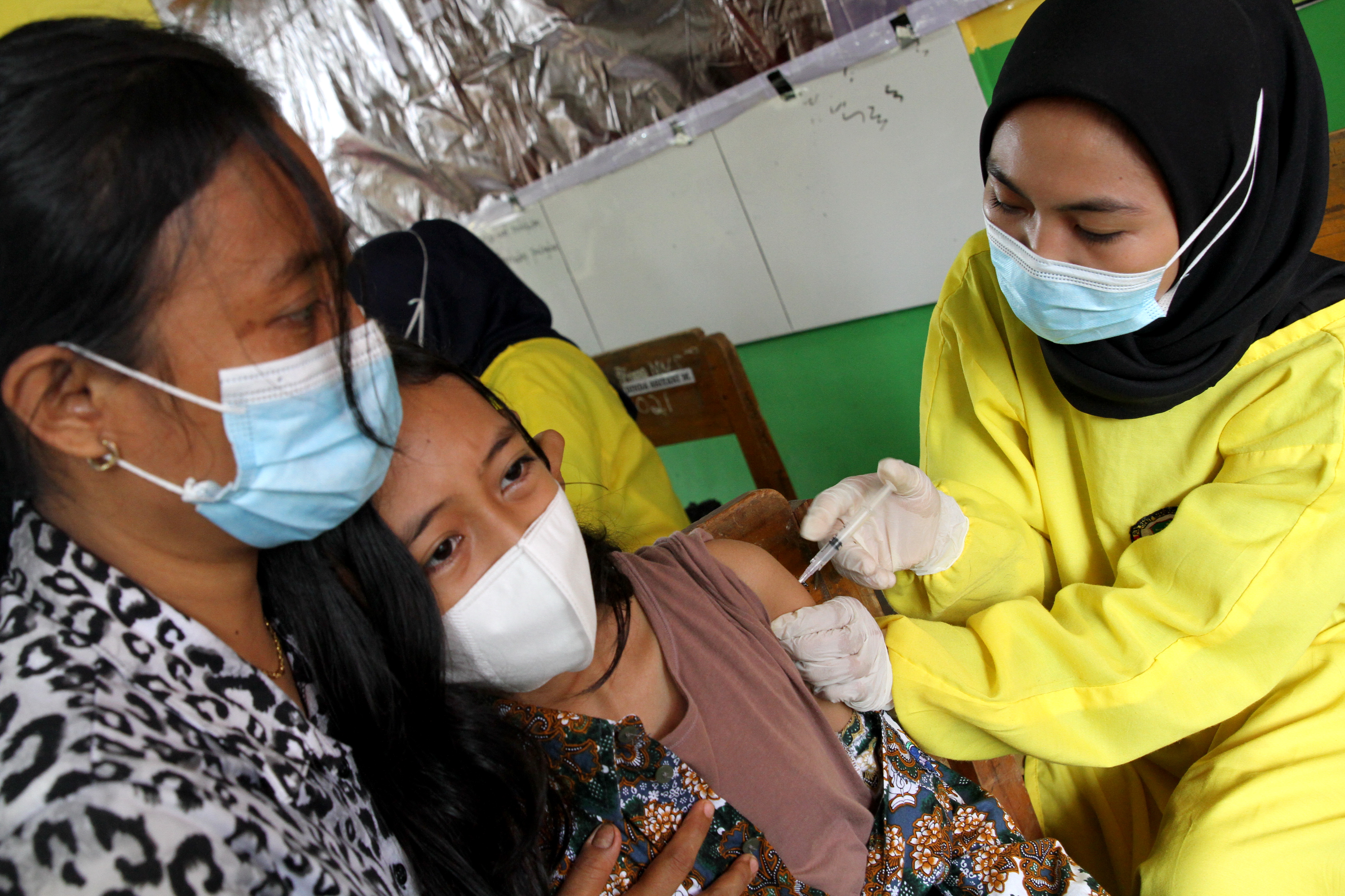 Vaksinasi Covid-19 Serentak Siswa SMP