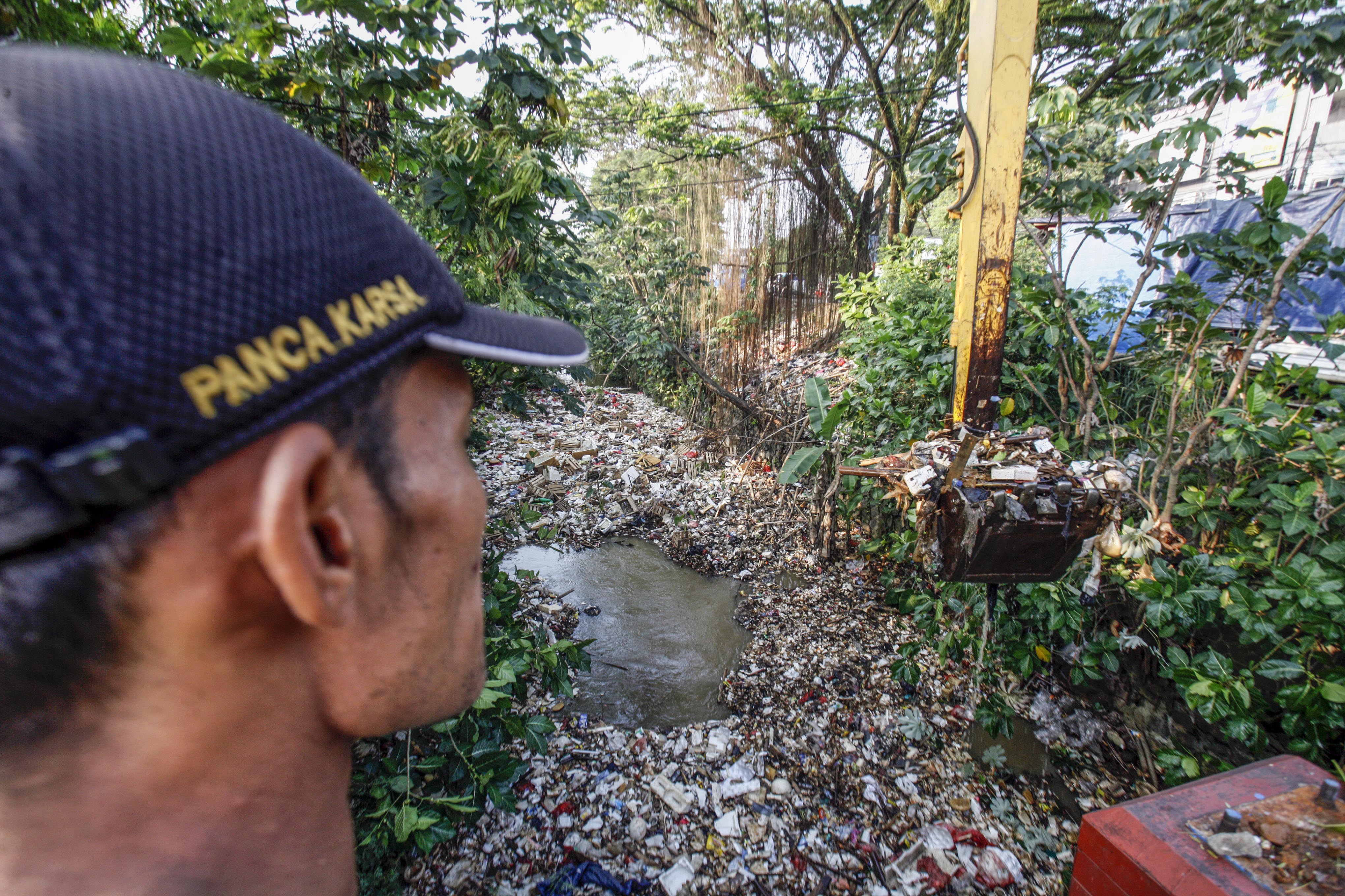 Bersihkan Sampah di Sungai