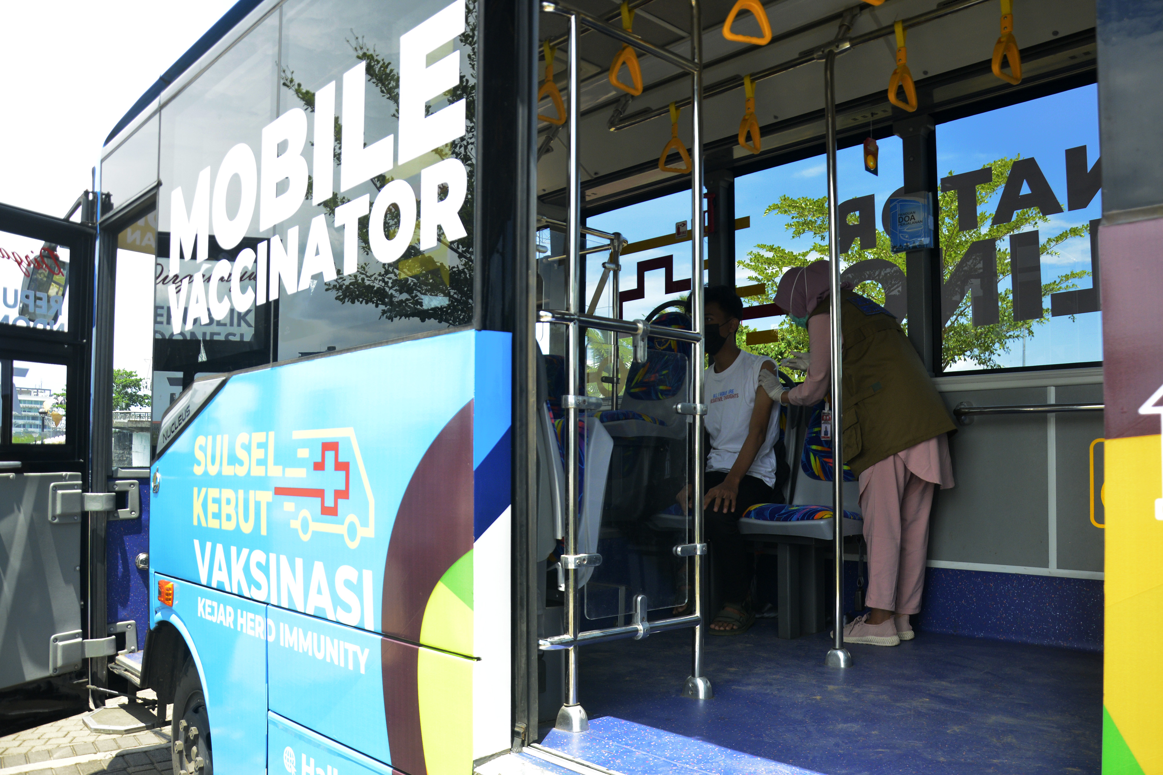 Layanan Mobil Vaksin Covid-19 Keliling di Makassar