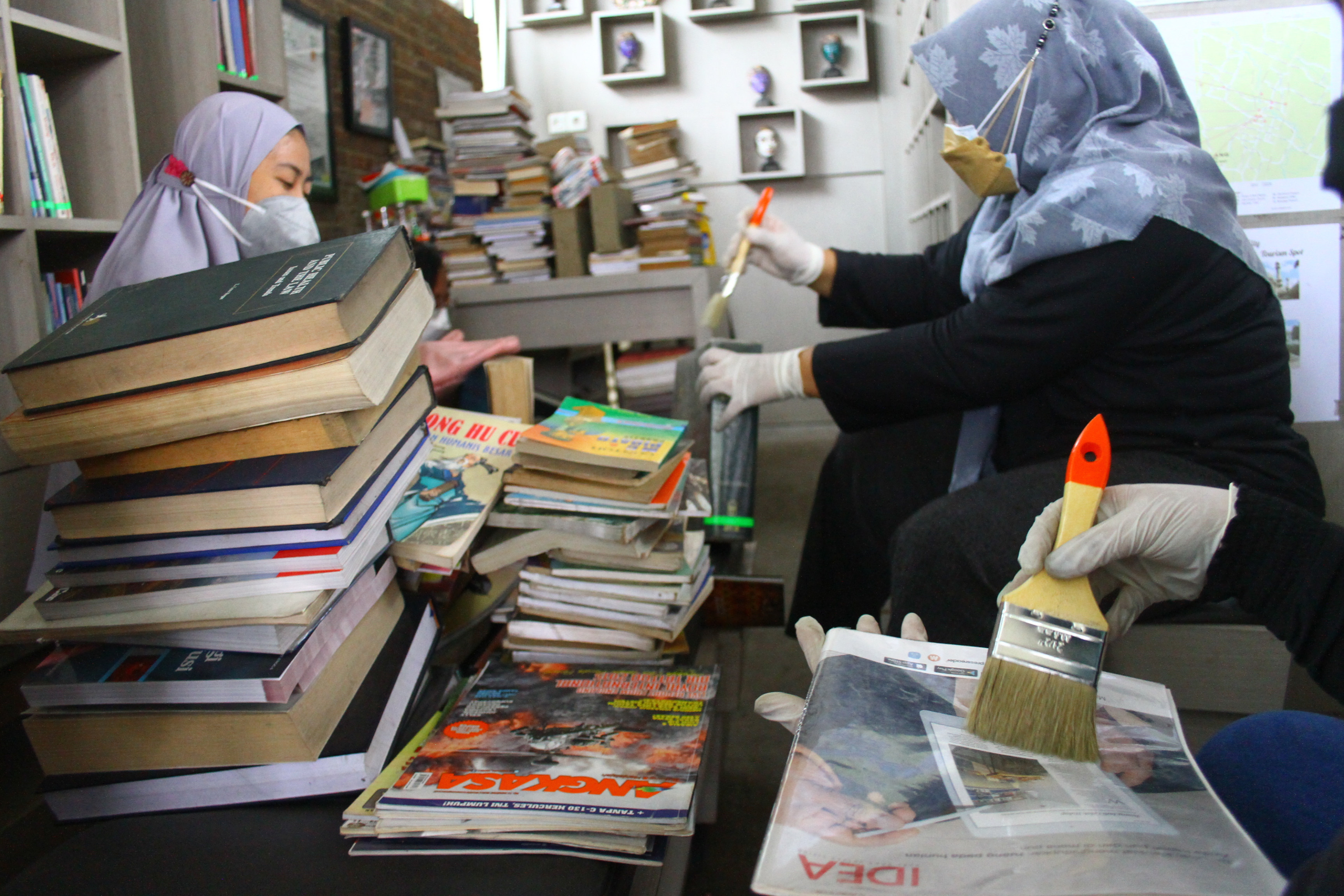 Perawatan Buku Jelang Perpustakaan Kembali Dibuka