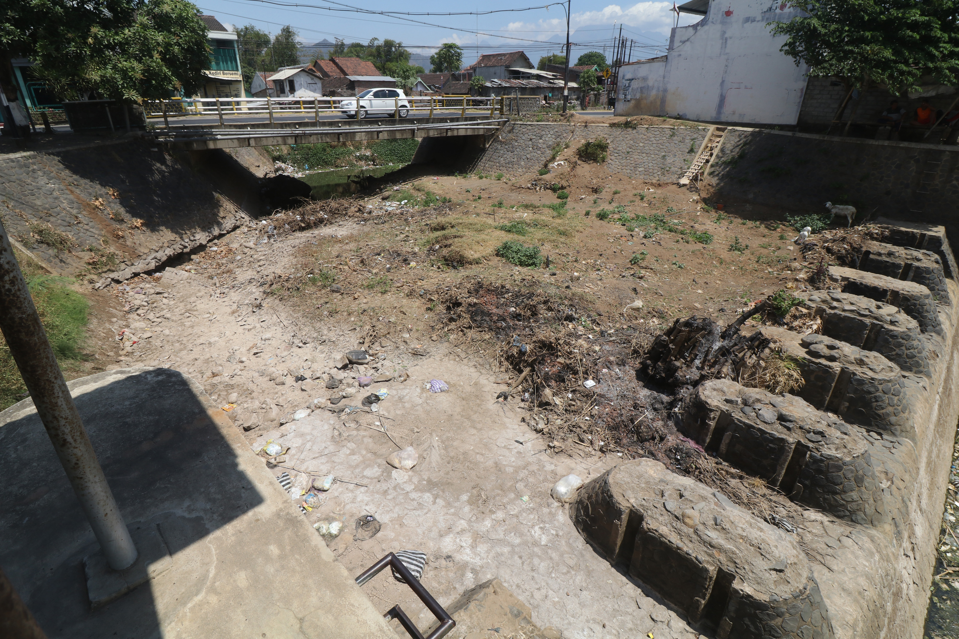 Sungai Irigasi Pertanian Mengering