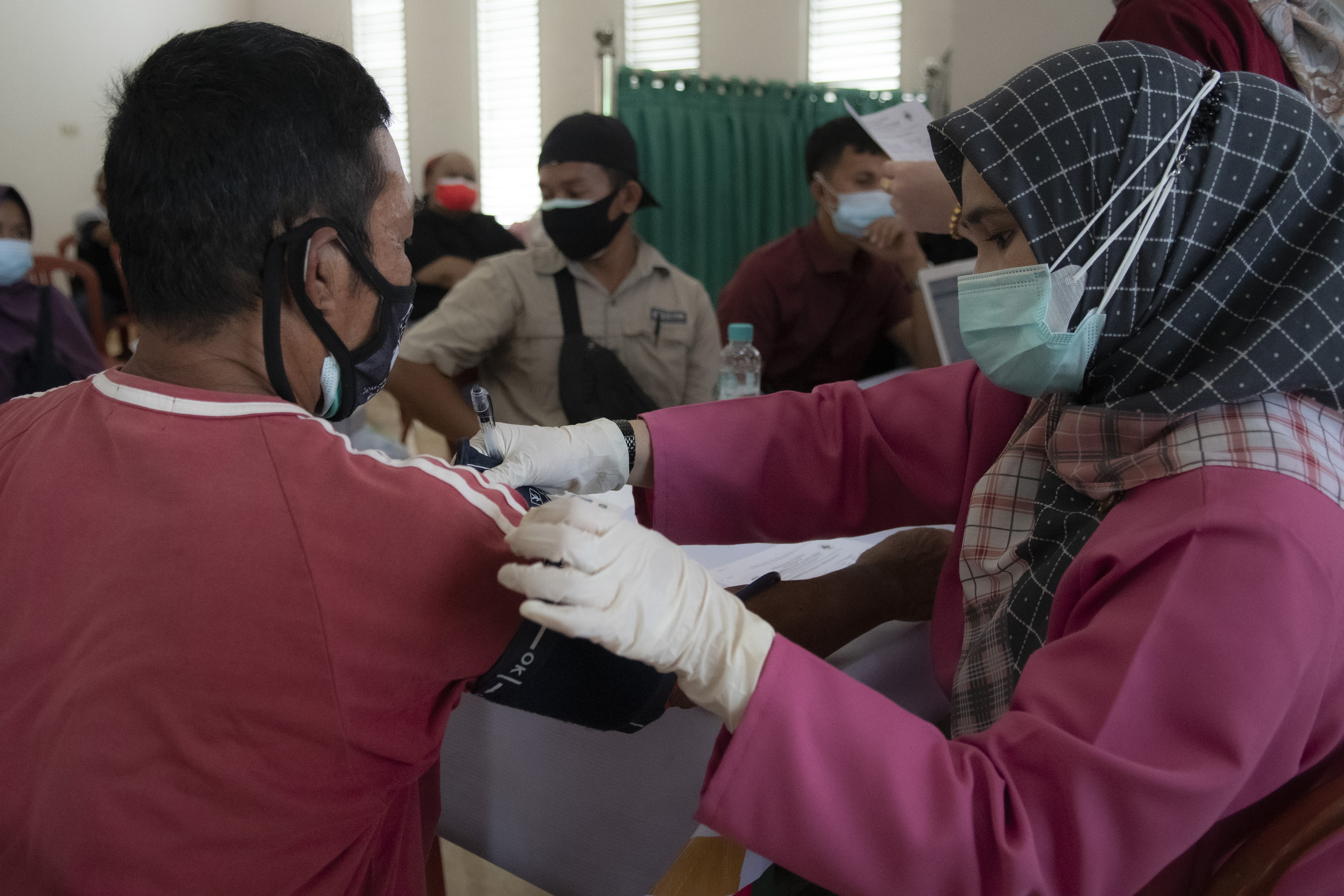 Vaksinasi Massal Masyarakat Umum di Palembang