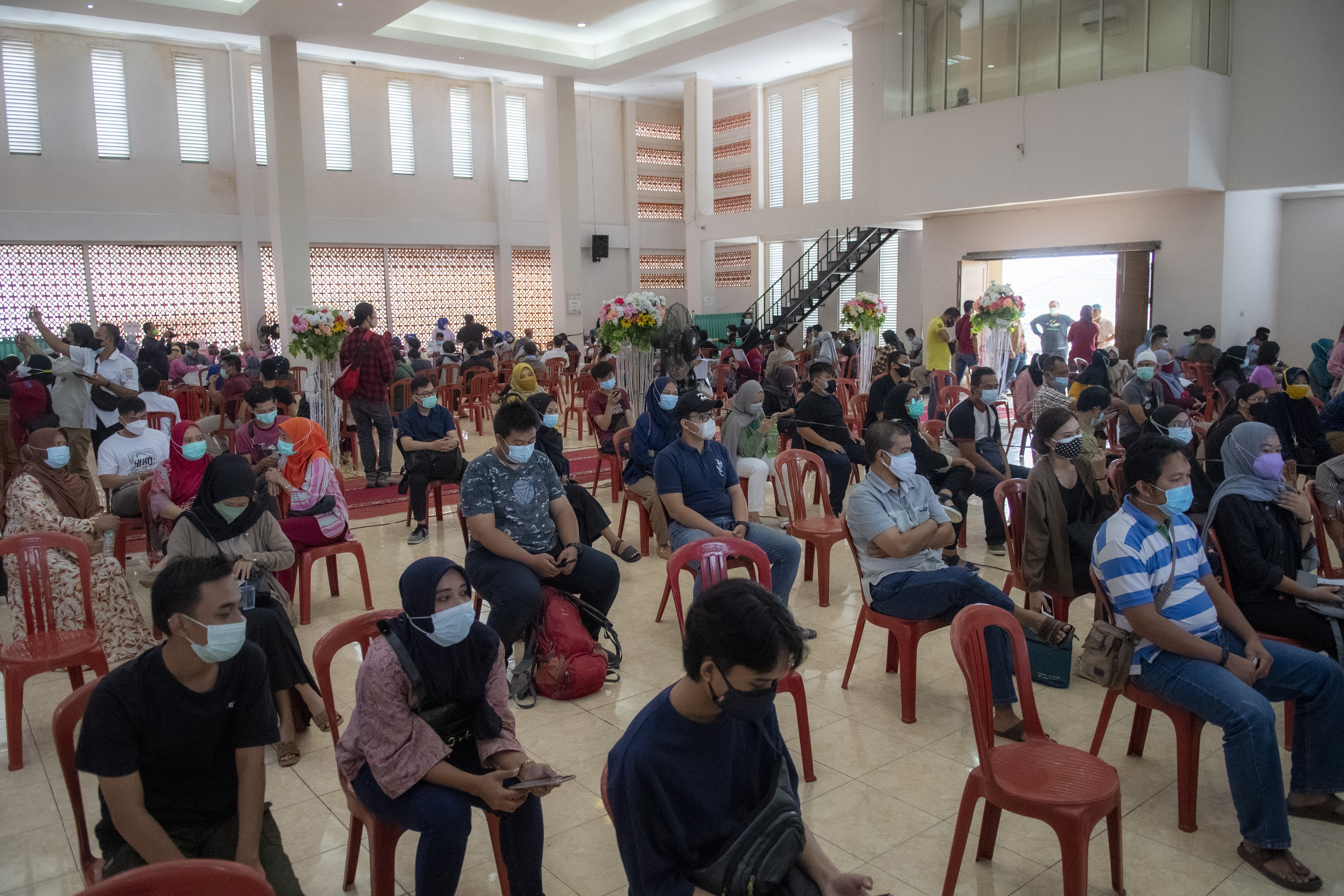 Vaksinasi Massal Masyarakat Umum di Palembang