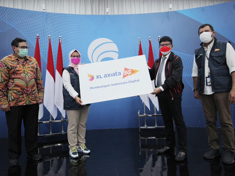 Kementerian Kominfo Serahkan SKLO 5G Kepada XL Axiata