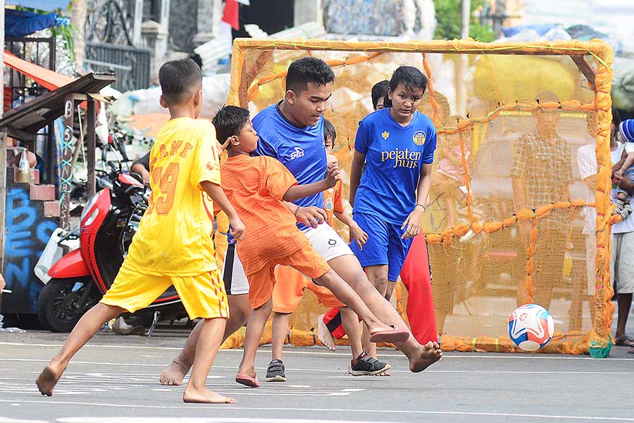 Lomba Sepak Bola 17an di Kawasan Kramat Senen