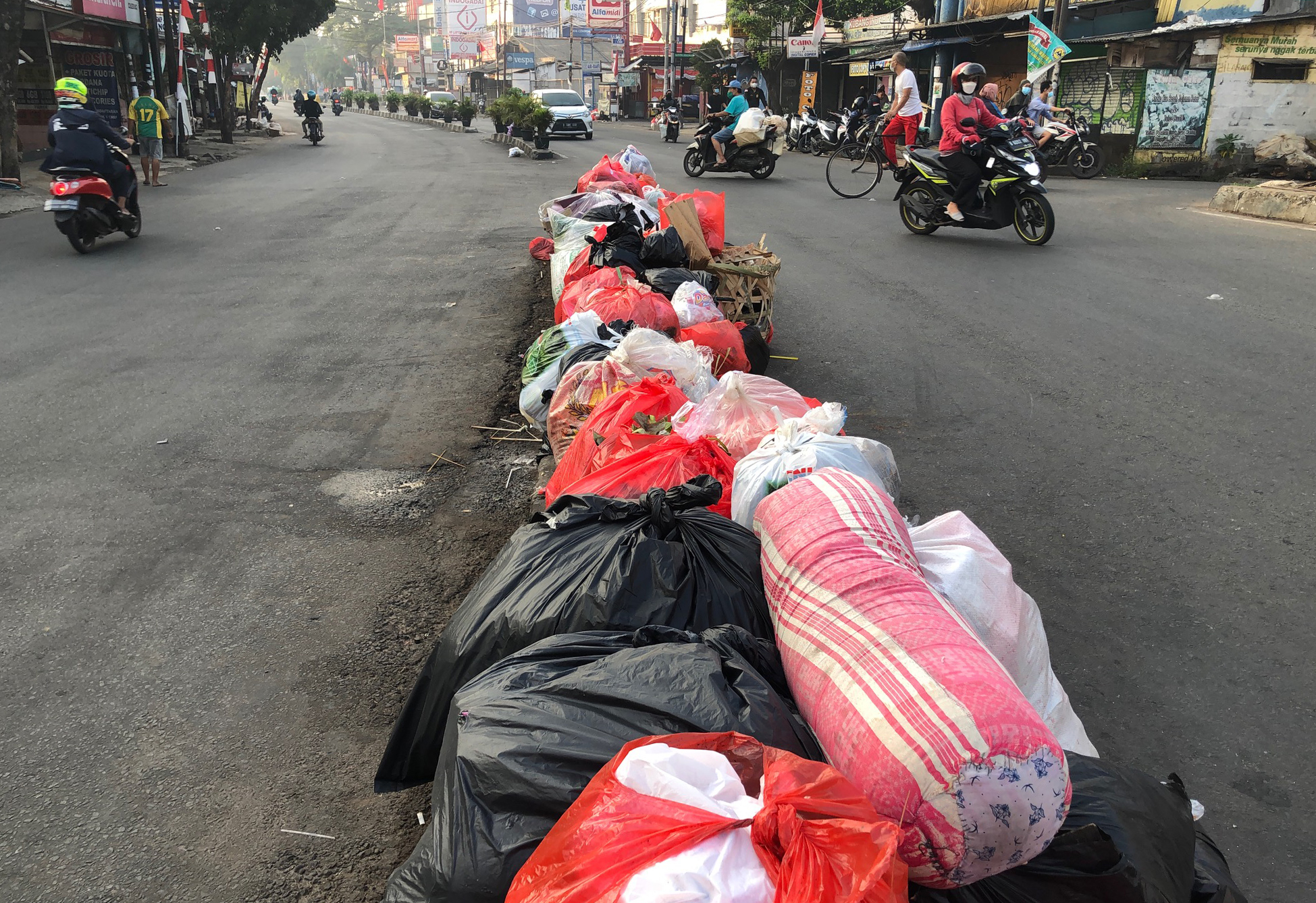 Tumpukan Sampah Penuhi Pembatas Jalan
