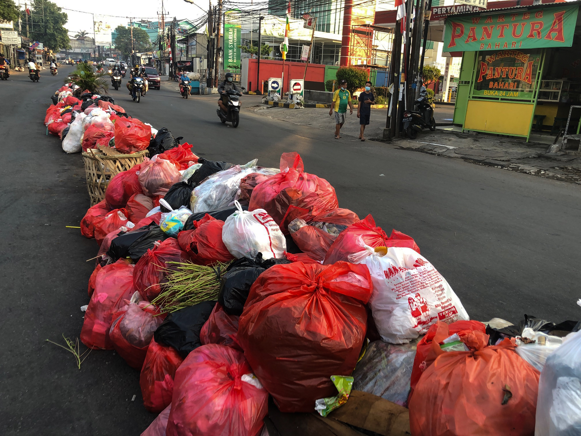 Tumpukan Sampah Penuhi Pembatas Jalan
