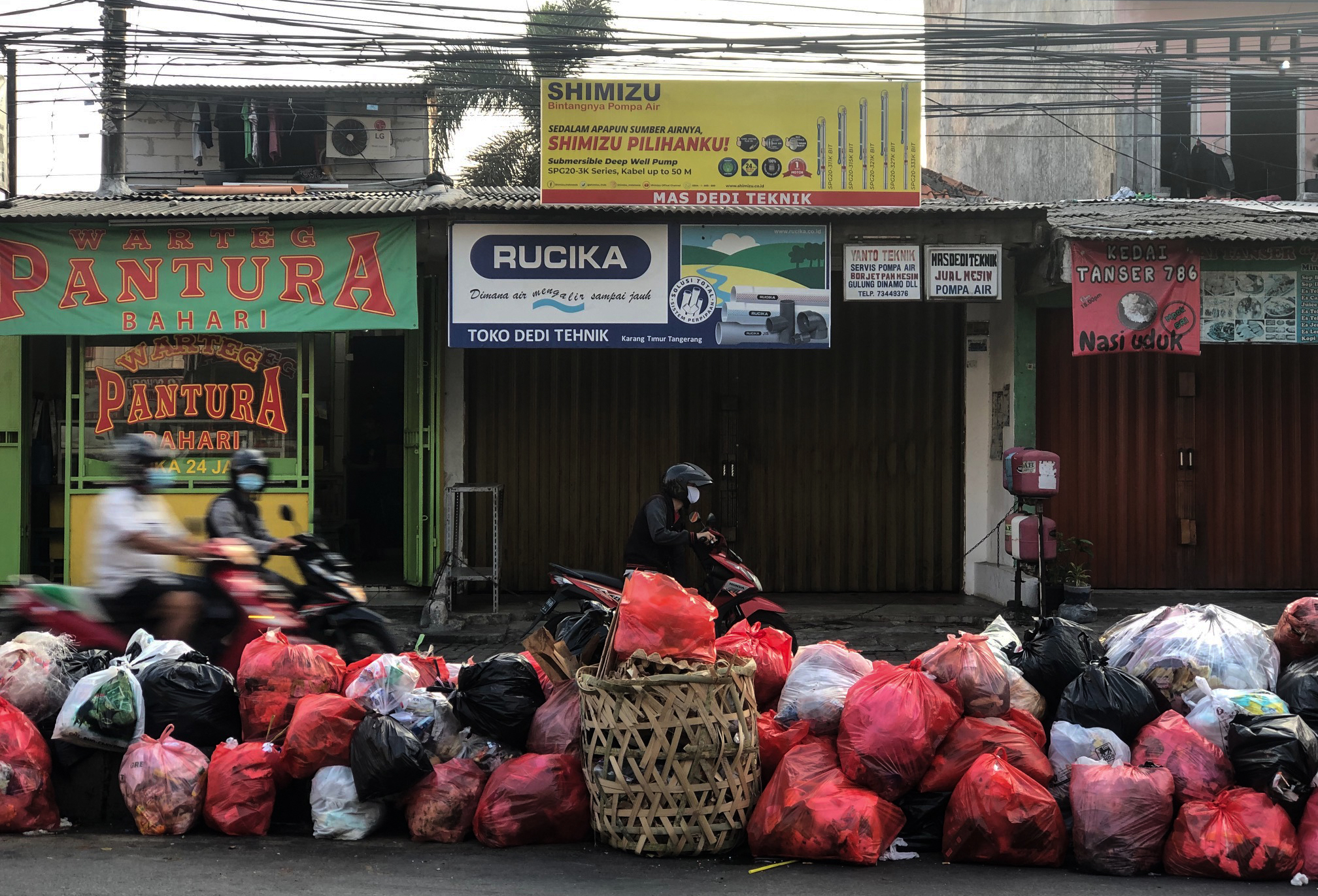 Tumpukan Sampah Penuhi Pembatas Jalan