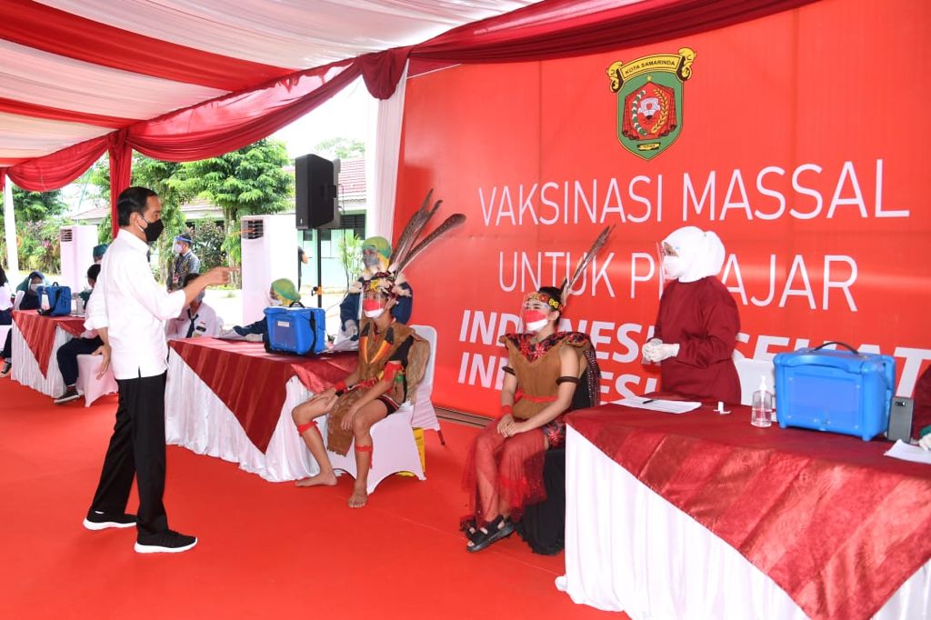 Presiden Jokowi Tinjau Vaksinasi di Kalimantan Timur