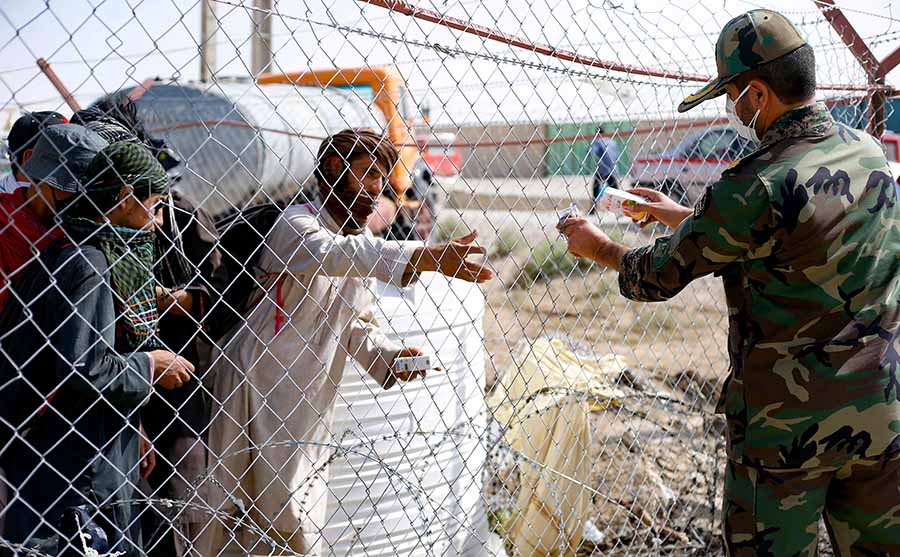 Antrean Pengungsi Afghanistan Memasuki Perbatasan Iran 