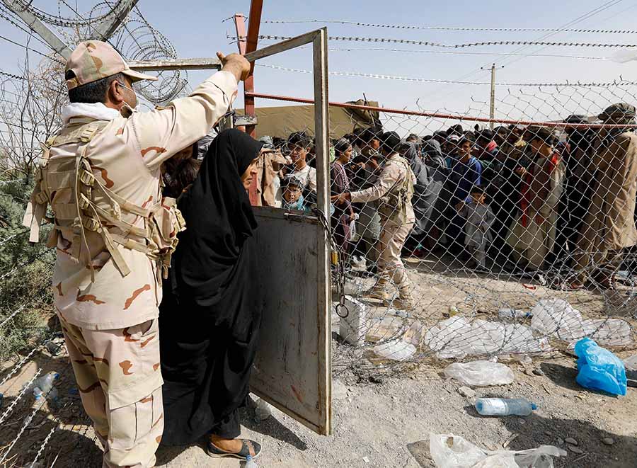 Antrean Pengungsi Afghanistan Memasuki Perbatasan Iran 