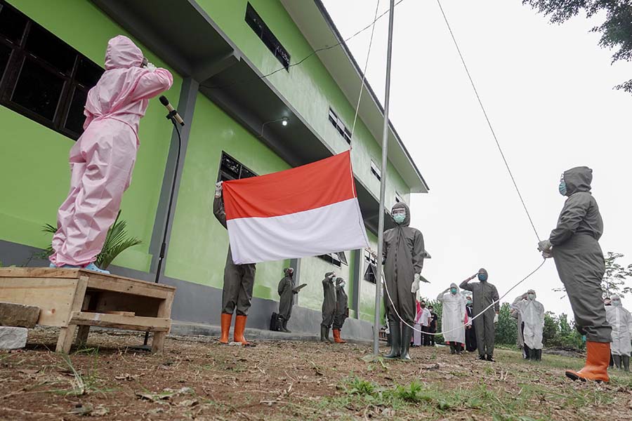 Tenaga Kesehatan Gelar Upacara HUT Kemerdekaan RI 