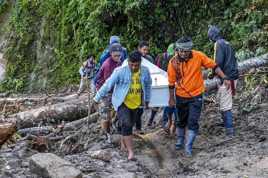 Pikul Jenazah Hingga 25 Km di Jln Trans Palu-Kulawi 