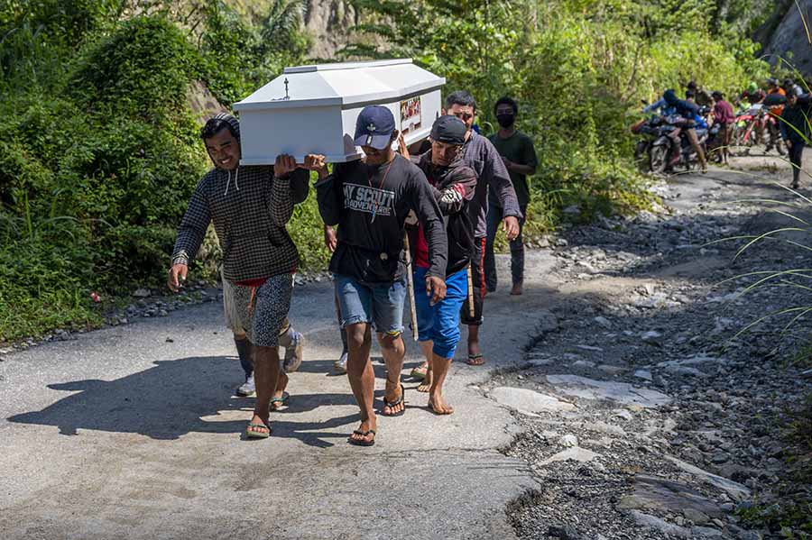Pikul Jenazah Hingga 25 Km di Jln Trans Palu-Kulawi 