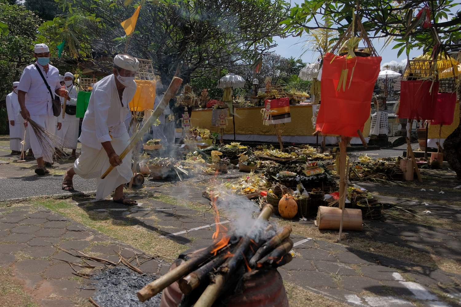 Umat Hindu Melaksanakan Upacara Wisuda Bumi 