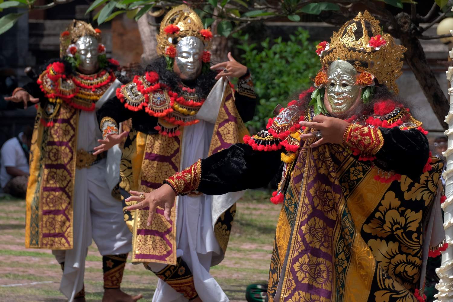 Umat Hindu Melaksanakan Upacara Wisuda Bumi 
