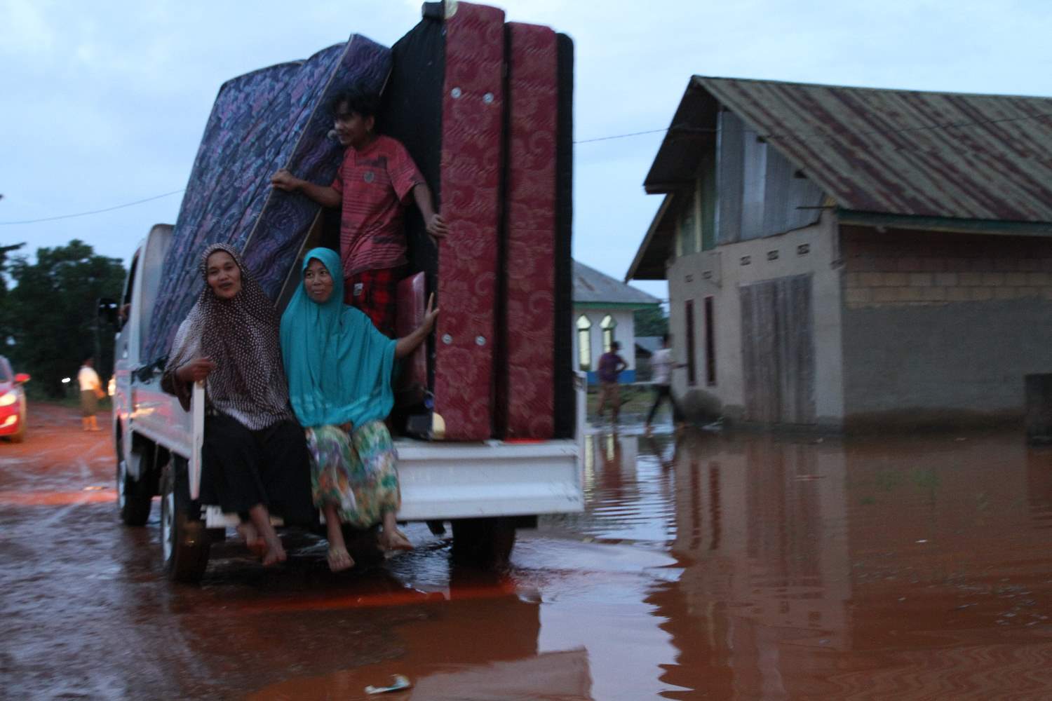 Warga Terpaksa Mengungsi Akibat Banjir