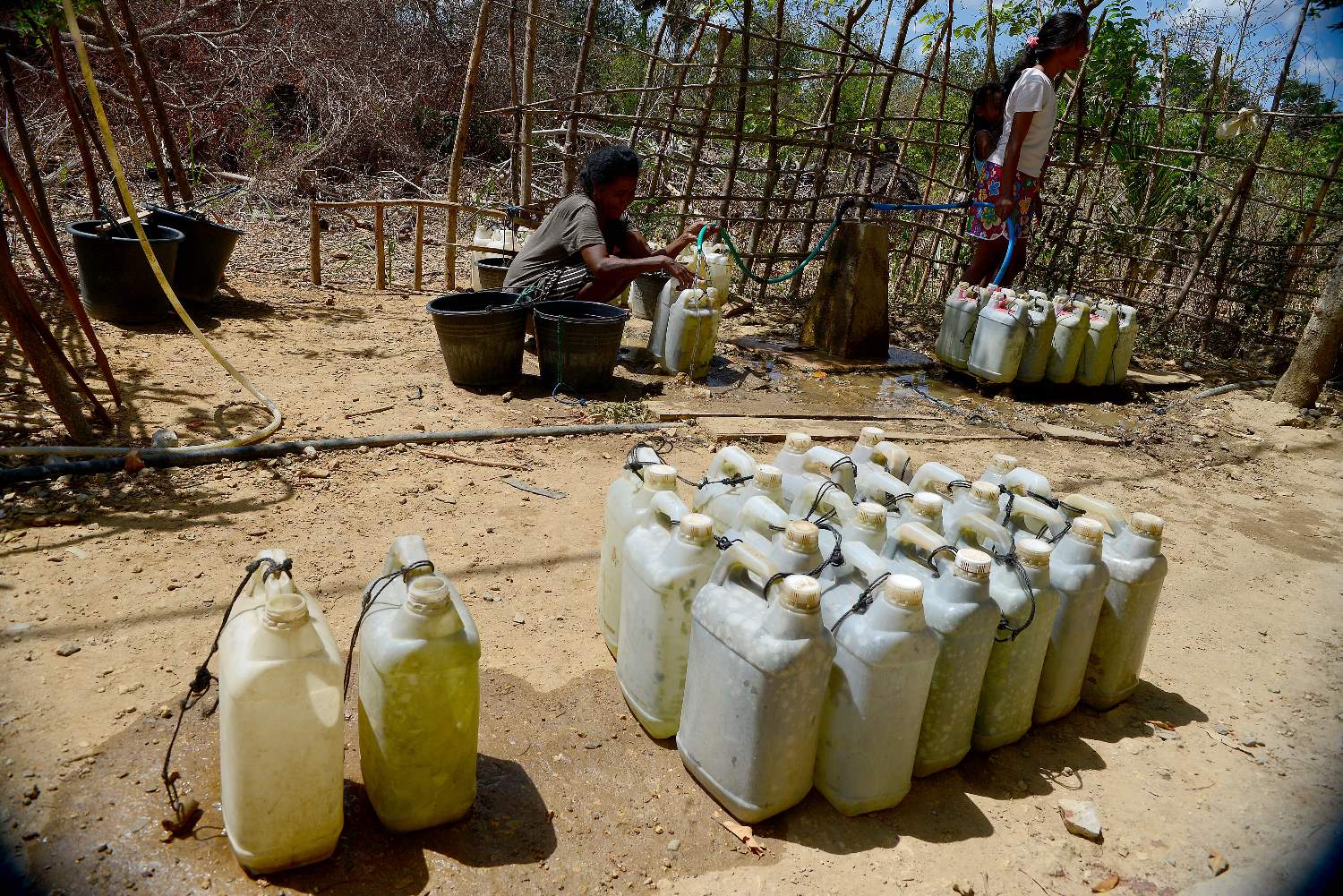 Warga Antre Air Bersih 
