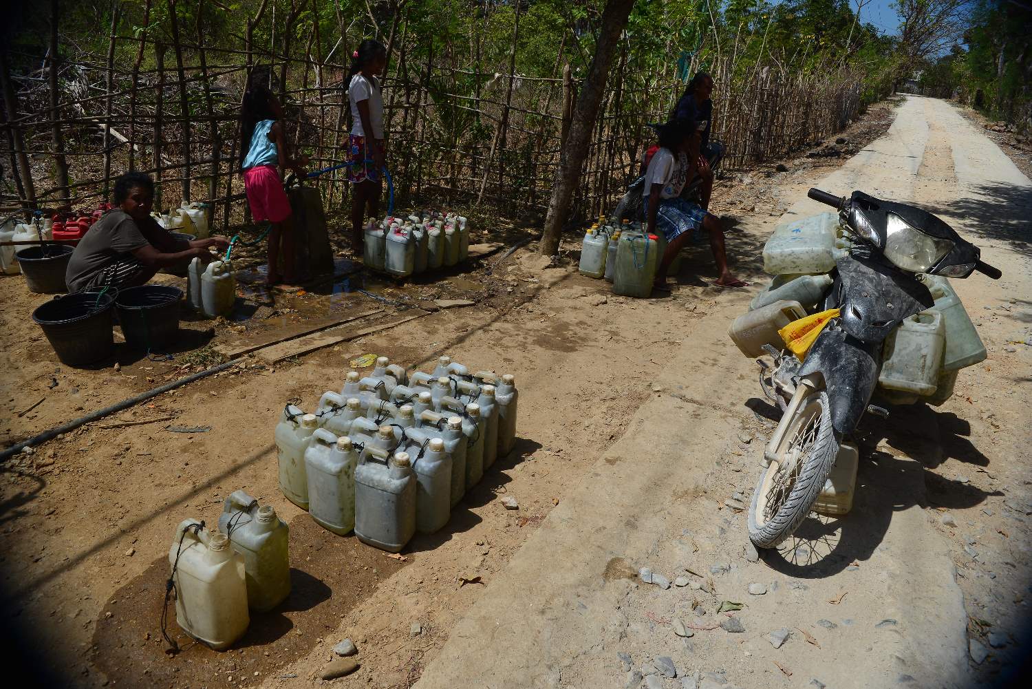 Warga Antre Air Bersih 