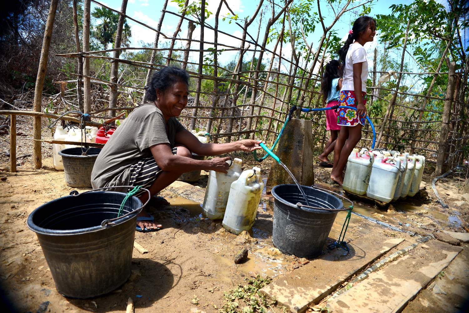 Warga Antre Air Bersih 