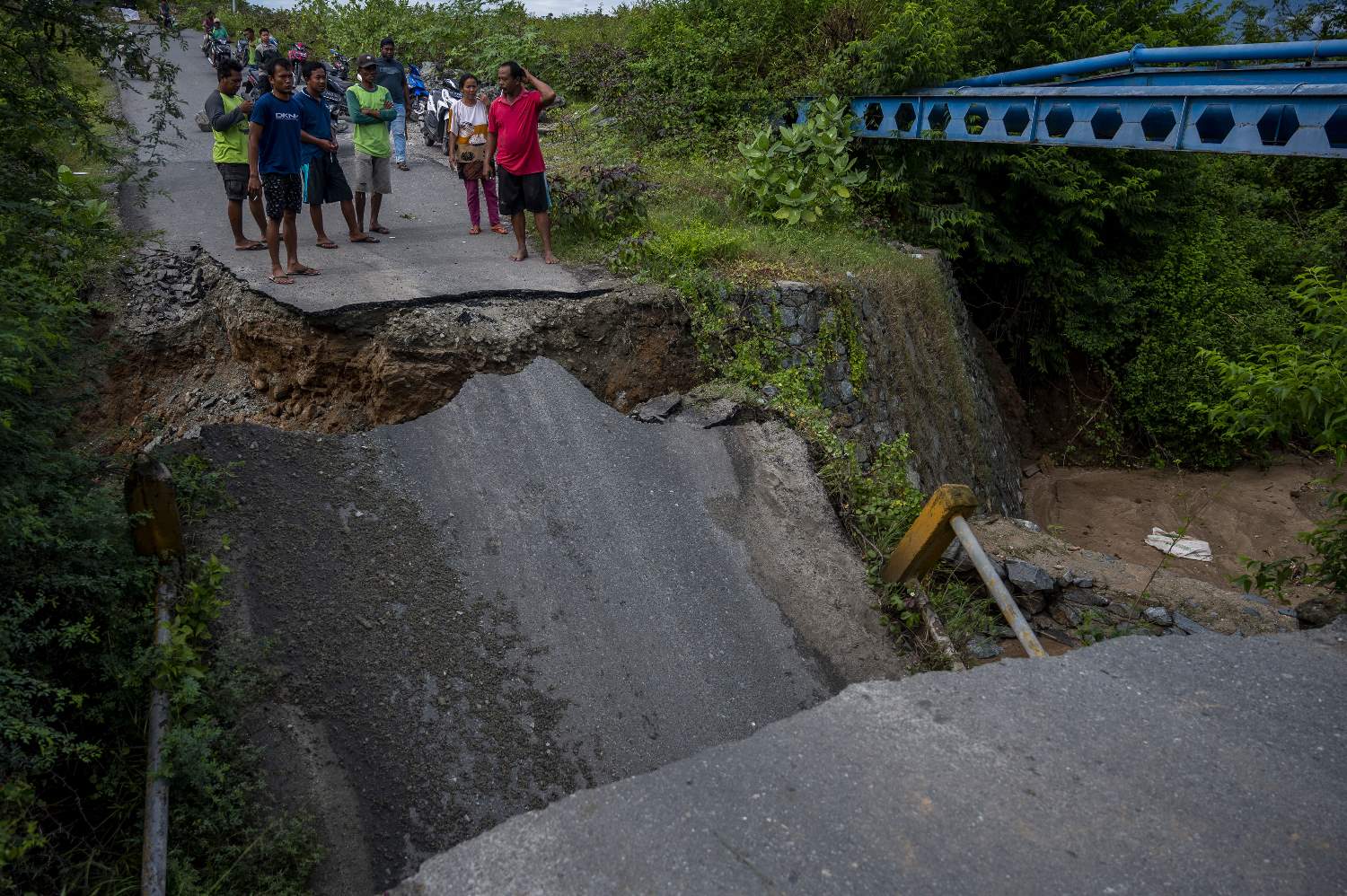 Jembatan Penghubung  Jalan Palu-Sigi Ambruk