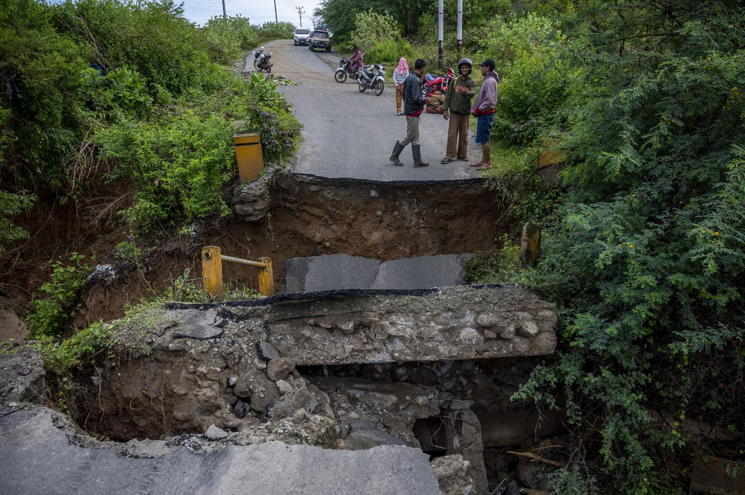 Jembatan Penghubung  Jalan Palu-Sigi Ambruk