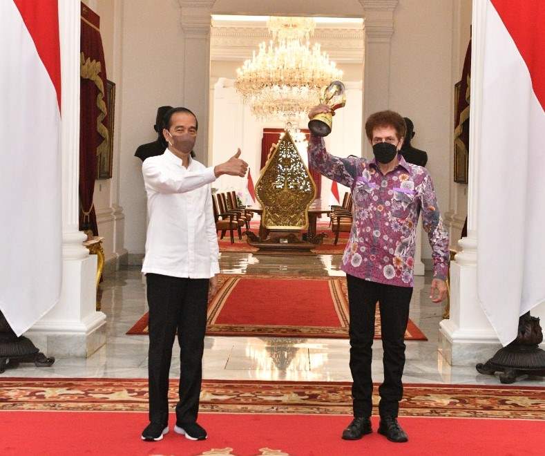Presiden Memberikan  Penghargaan Kepada  God Bless 