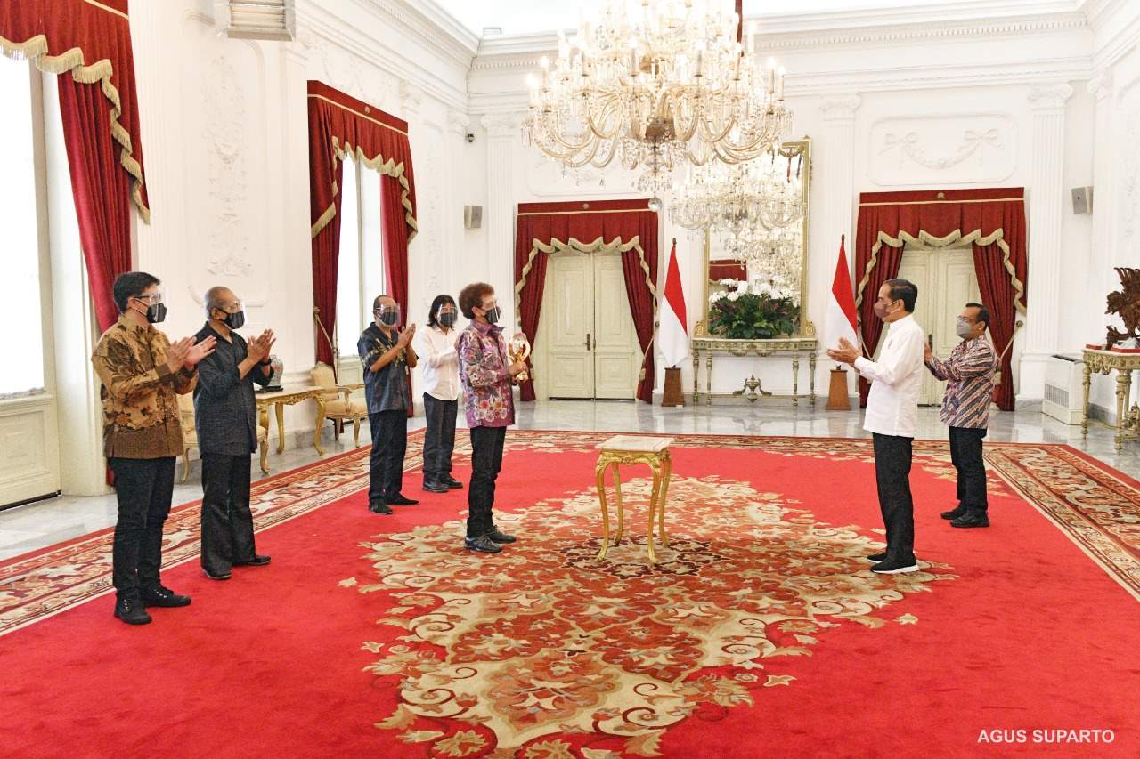 Presiden Memberikan  Penghargaan Kepada  God Bless 