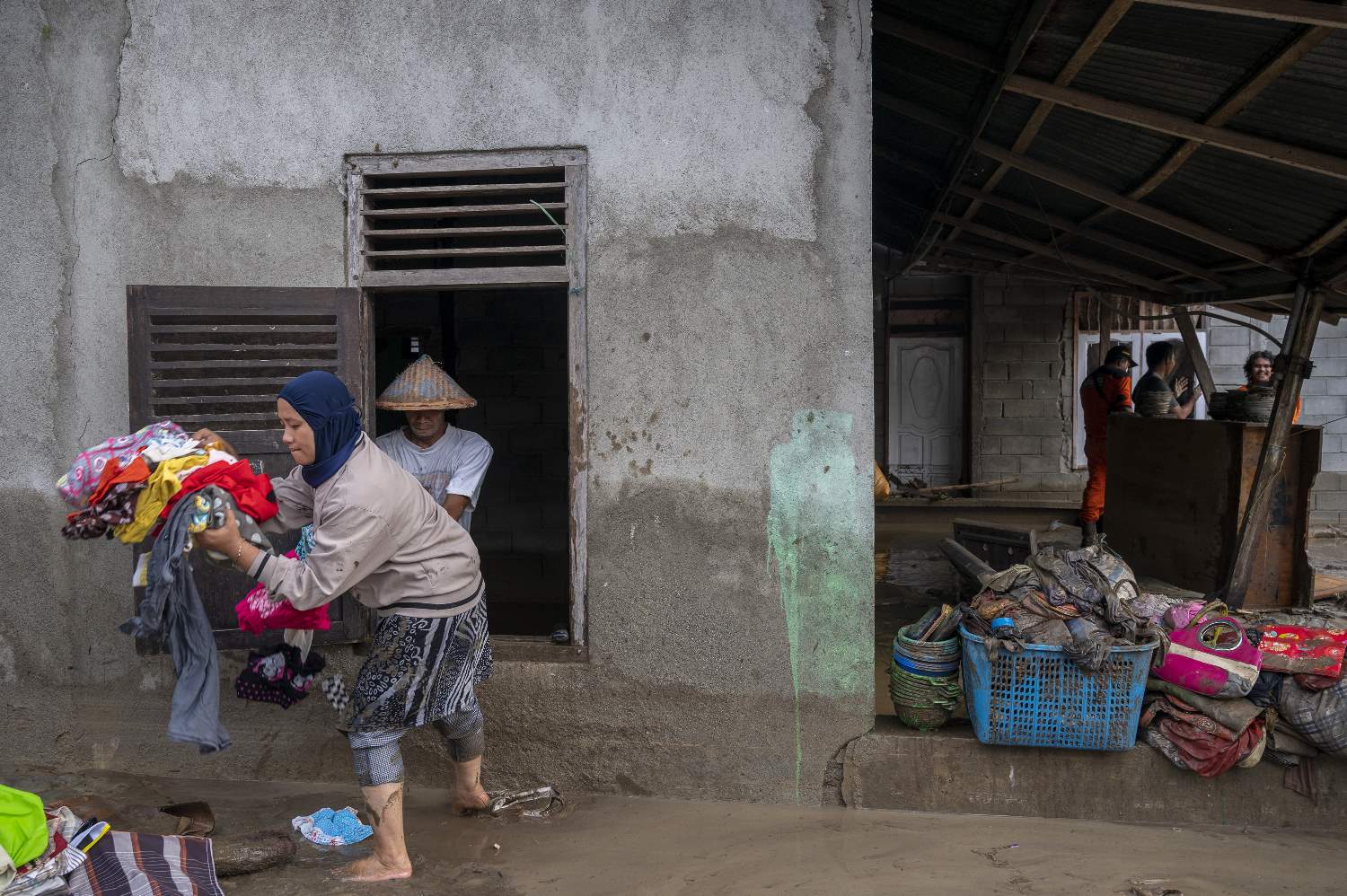Evakuasi Barang Korban Banjir Bandang