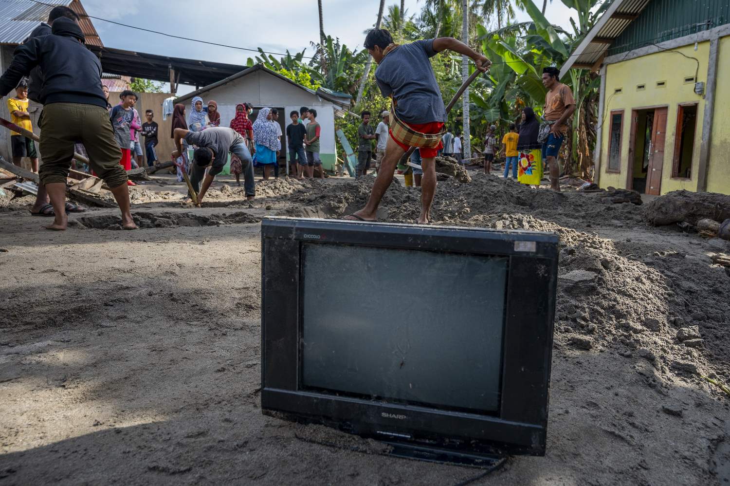 Evakuasi Barang Korban Banjir Bandang