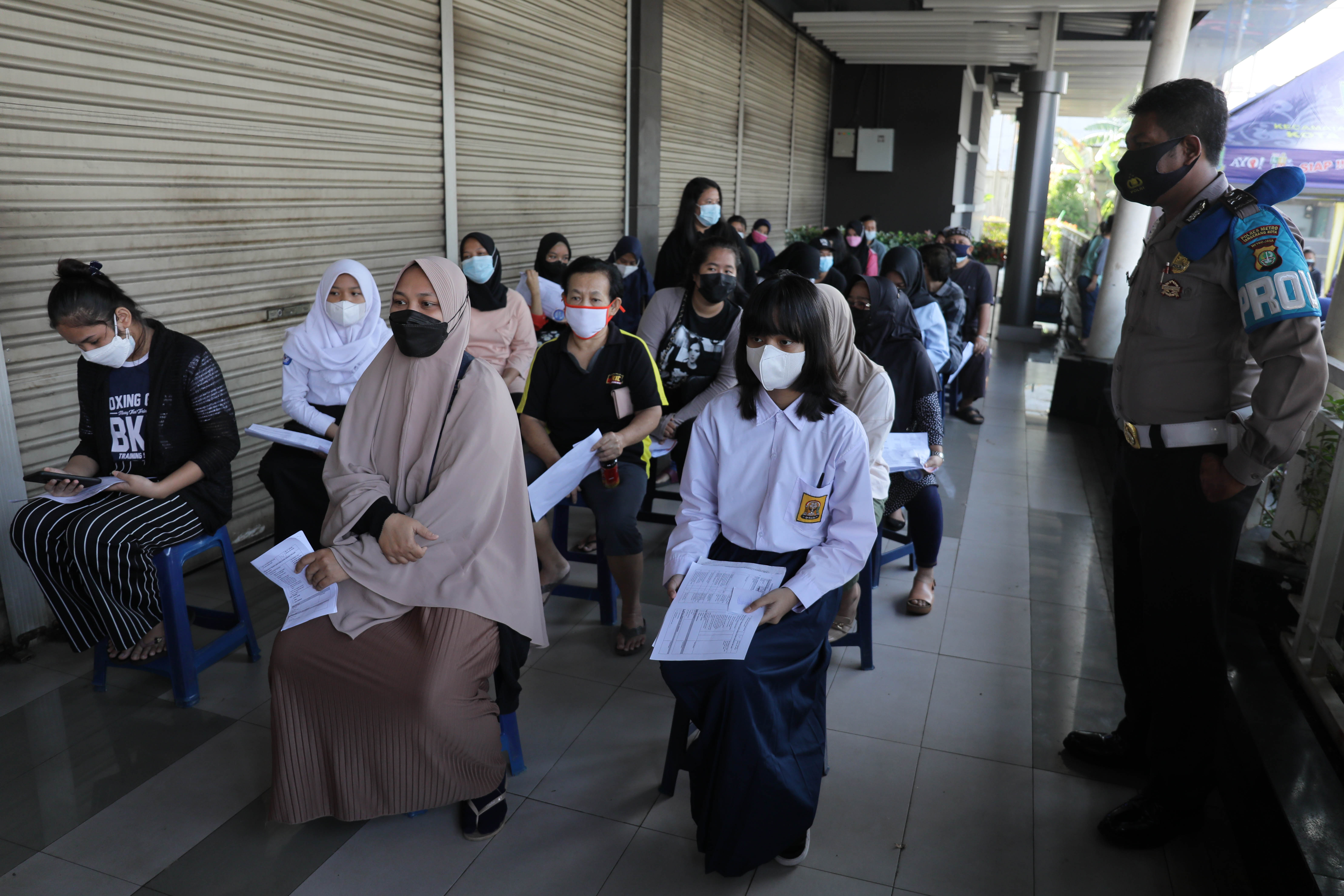 Target Vaksinasi Covid-19 Dua Juta Sehari