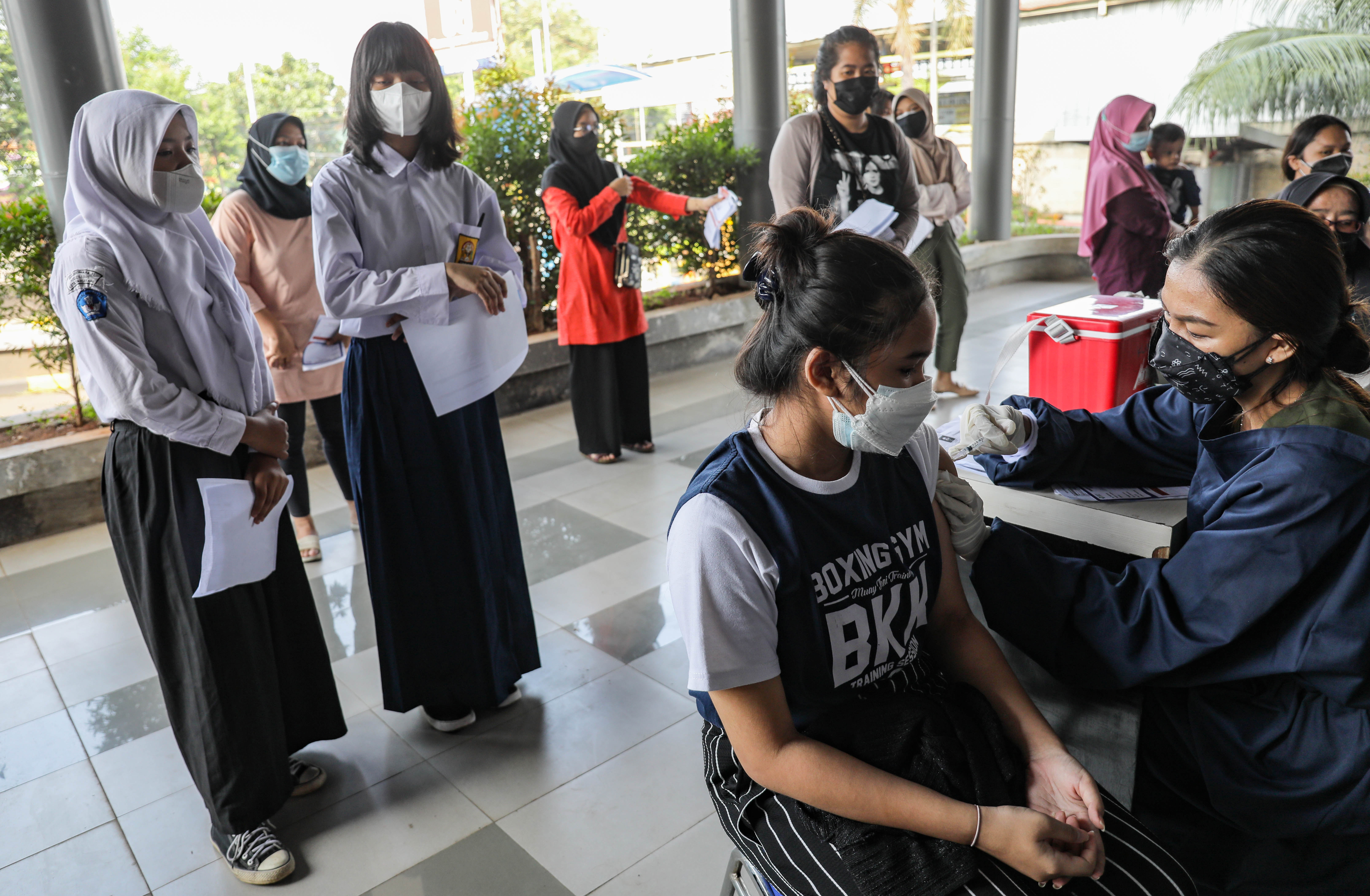 Target Vaksinasi Covid-19 Dua Juta Sehari