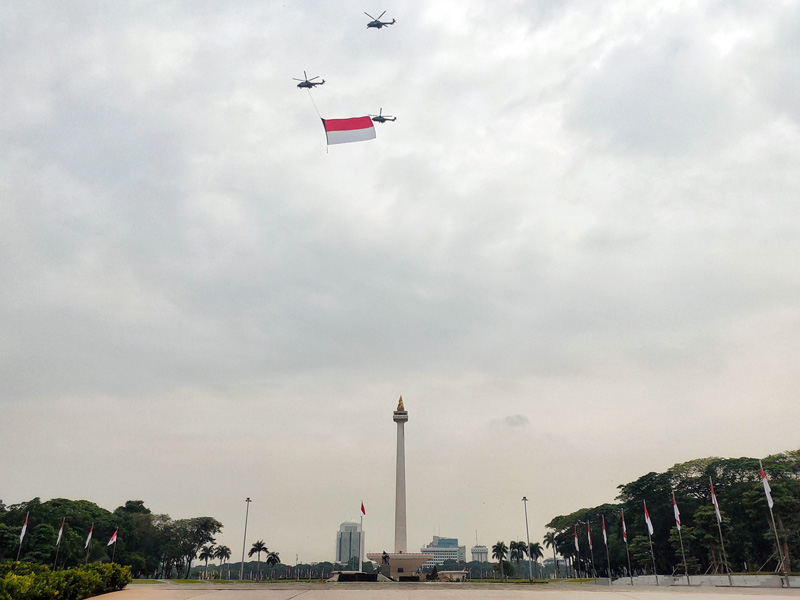 Bendera Merah Putih Berkibar Di Langit Jakarta