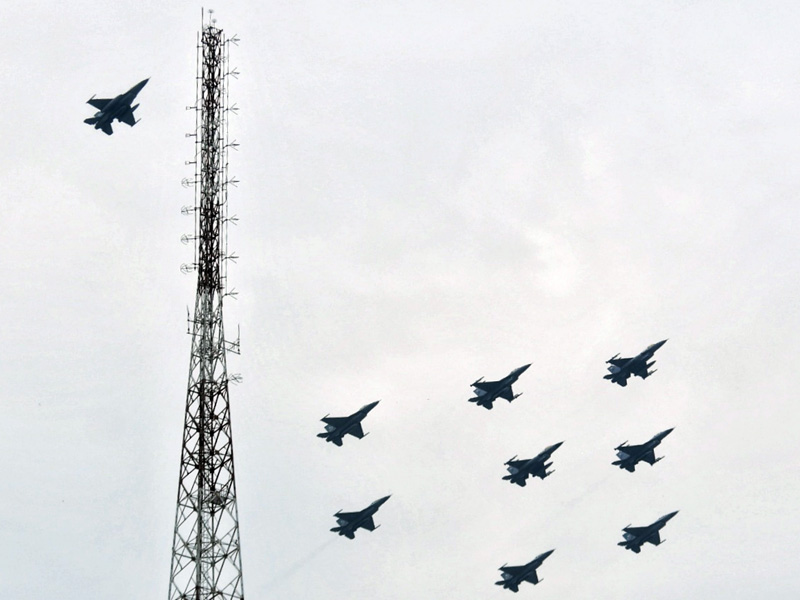 Bendera Merah Putih Berkibar Di Langit Jakarta