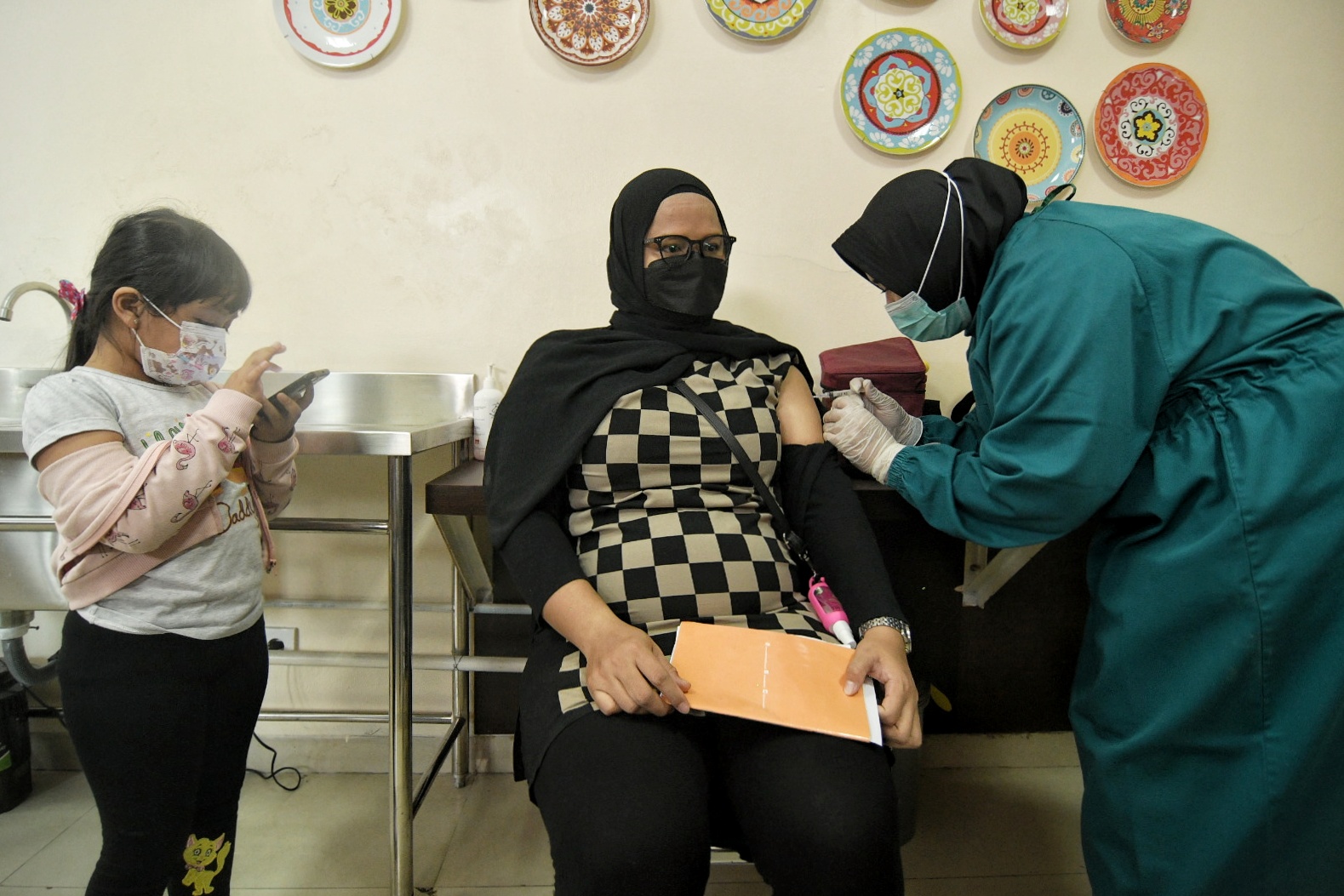 Vaksinasi untuk Ibu Hamil dan Menyusui