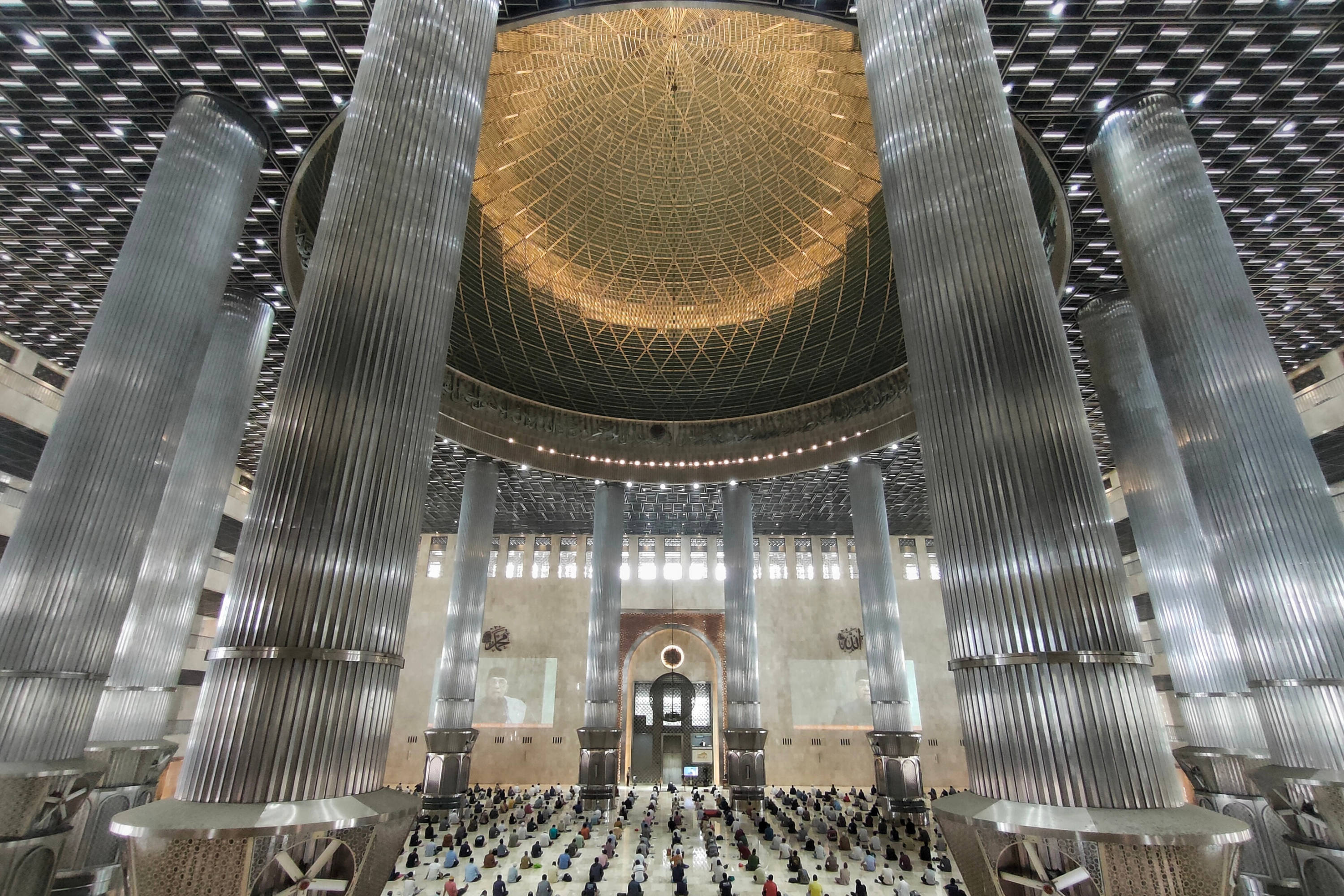 Masjid Istiqlal Kembai Melaksanakan Ibadah Salat Jumat