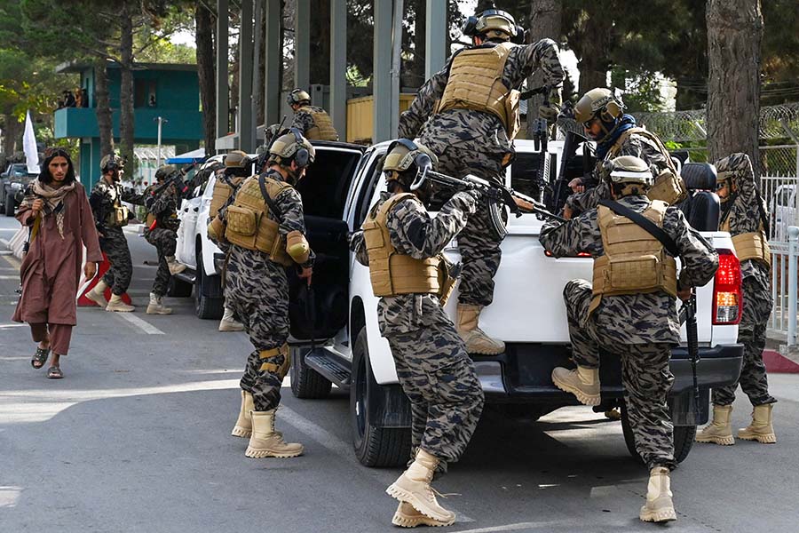 Taliban Pakai Seragam Sisa Tentara Amerika dan Sekutunya