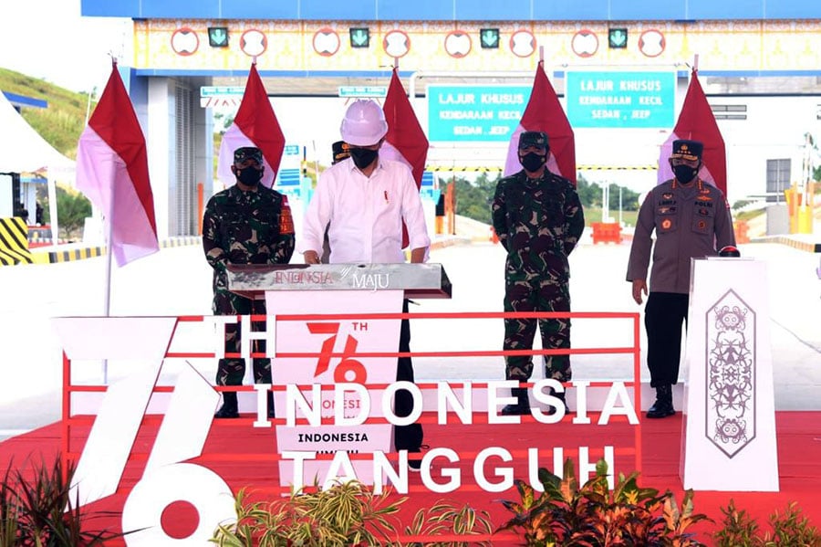 Presiden Jokowi Resmikan Tol Pertama di Kalimantan 