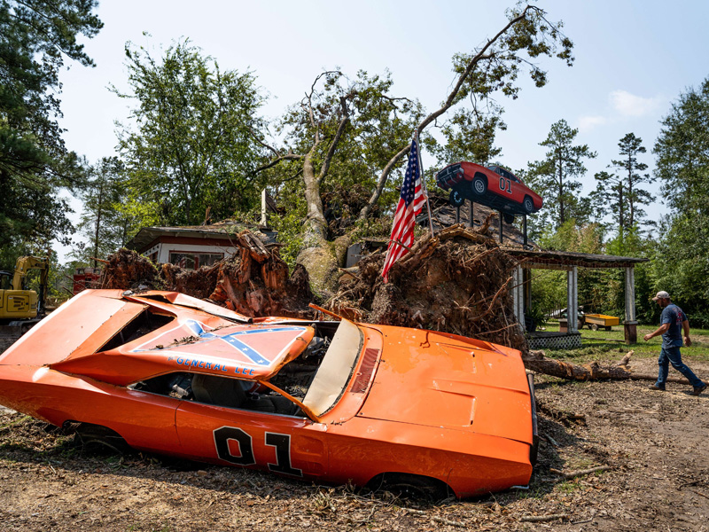 Badai Ida Hancurkan Rumah Dan Lsitrik Padam