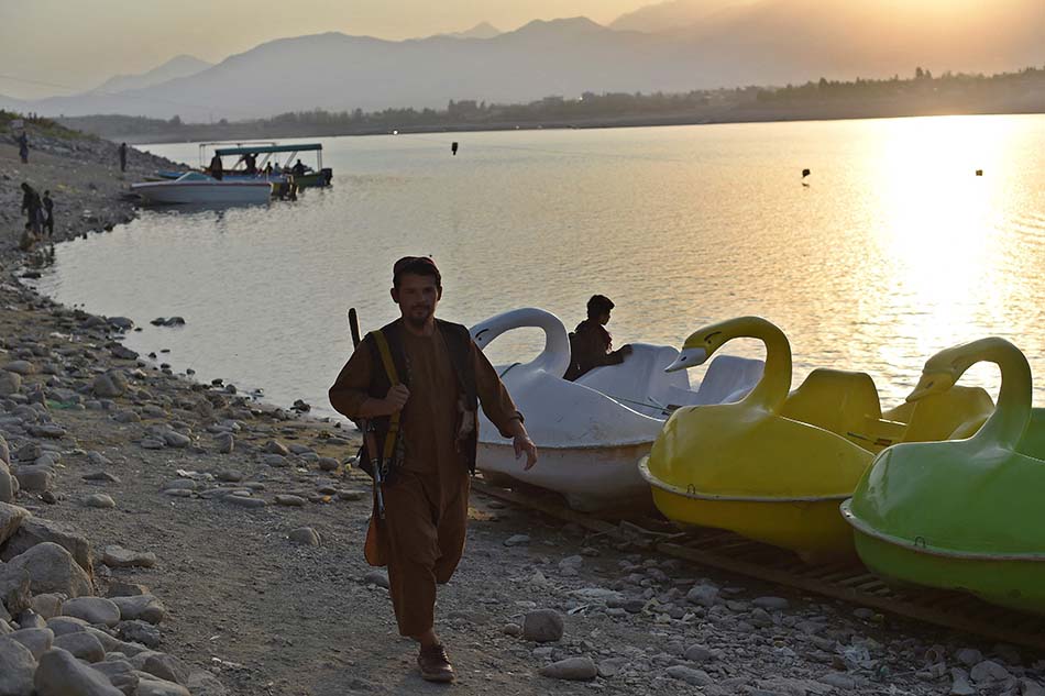 Pejuang Taliban Tamasya di Danau