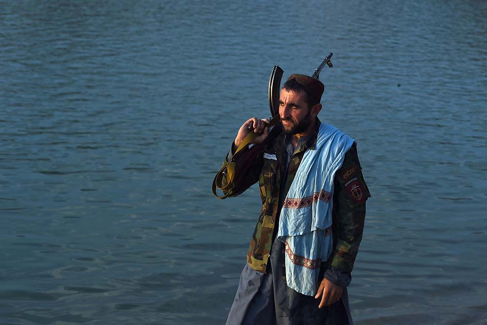 Pejuang Taliban Tamasya di Danau