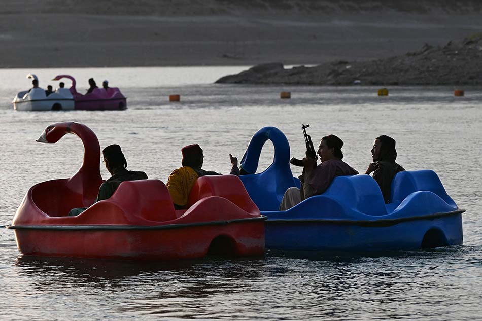 Pejuang Taliban Tamasya di Danau