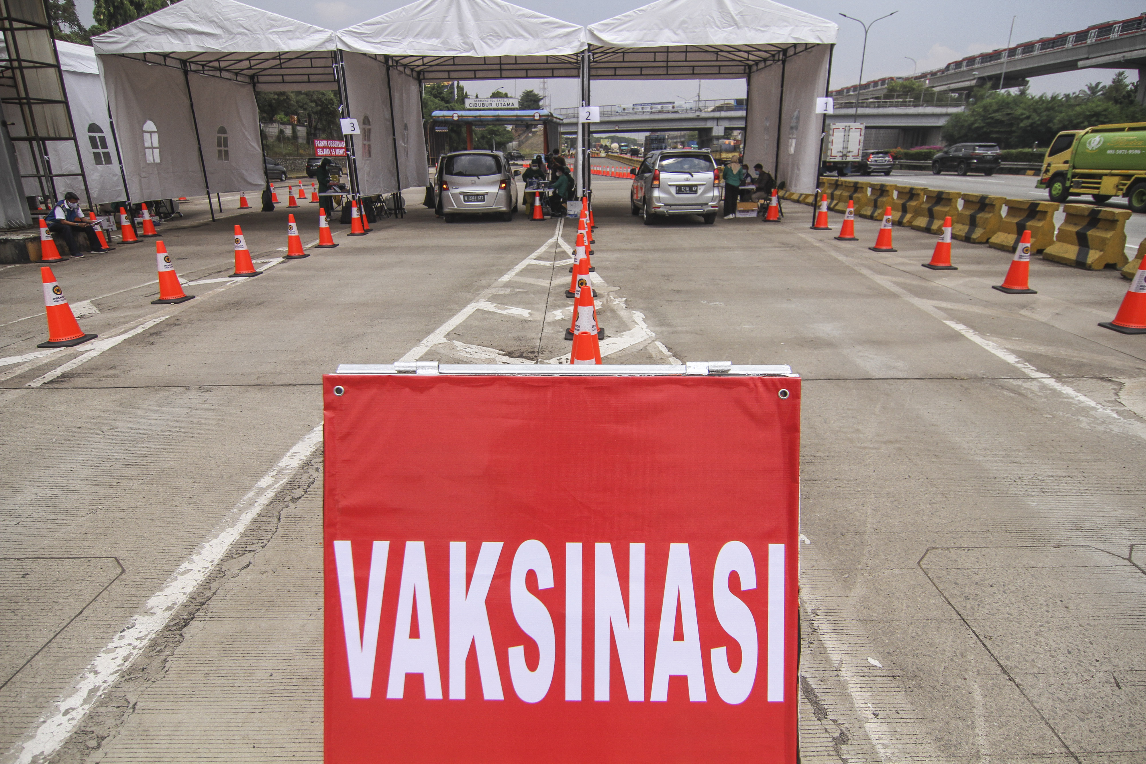 Vaksinasi Drive Thru di Tol Jagorawi