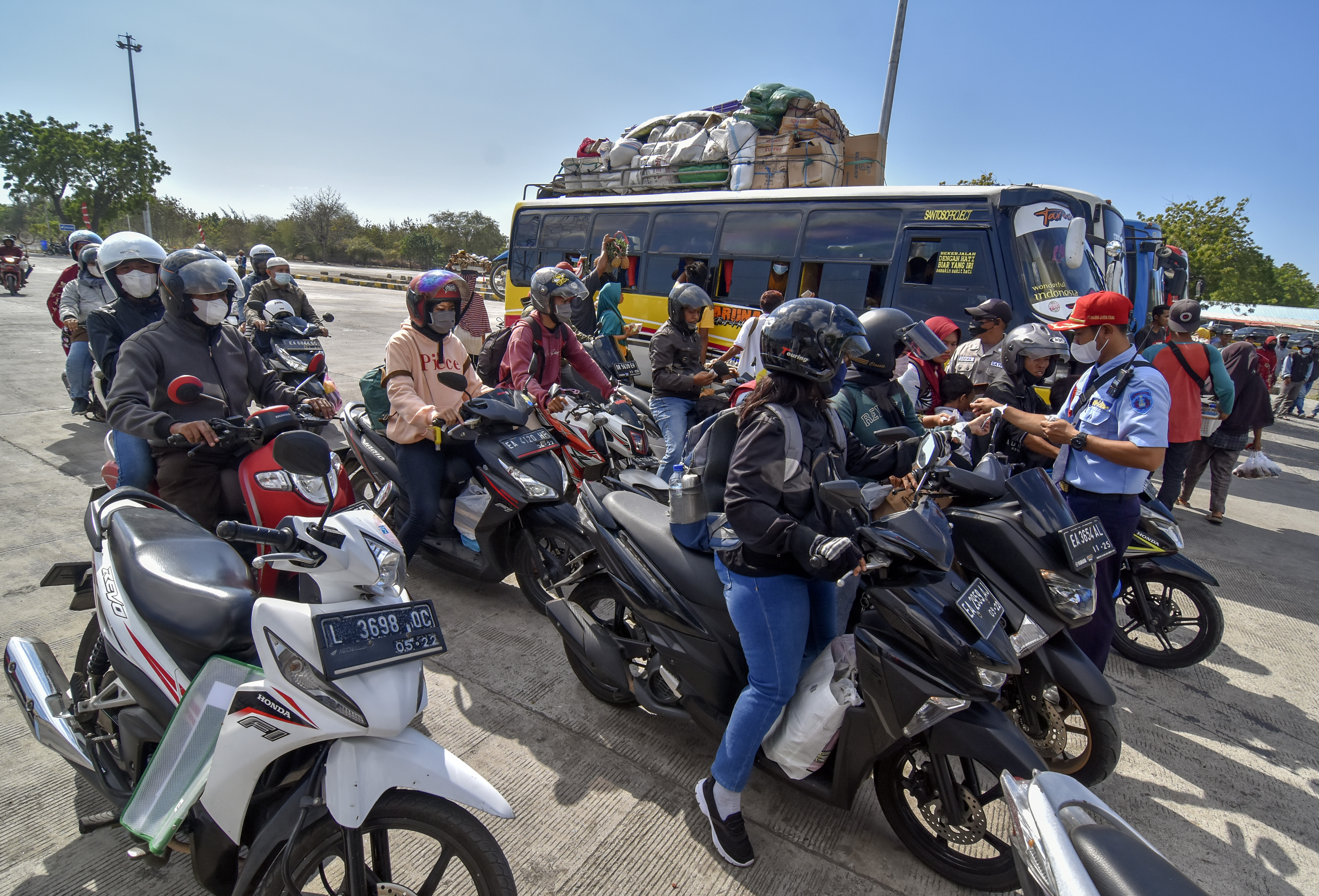 Penyeberangan di Pelabuhan Kayangan-Poto Tano