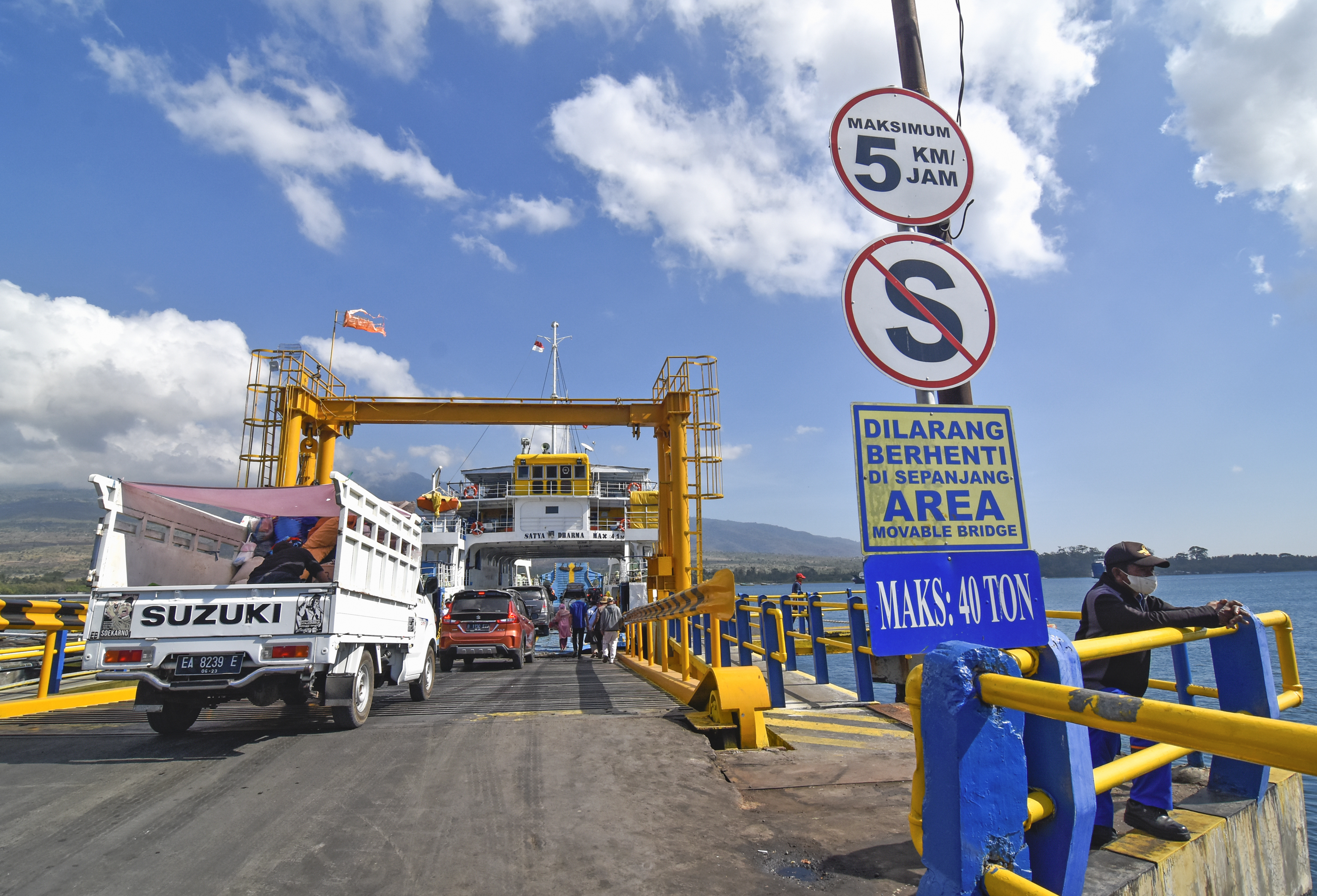 Penyeberangan di Pelabuhan Kayangan-Poto Tano