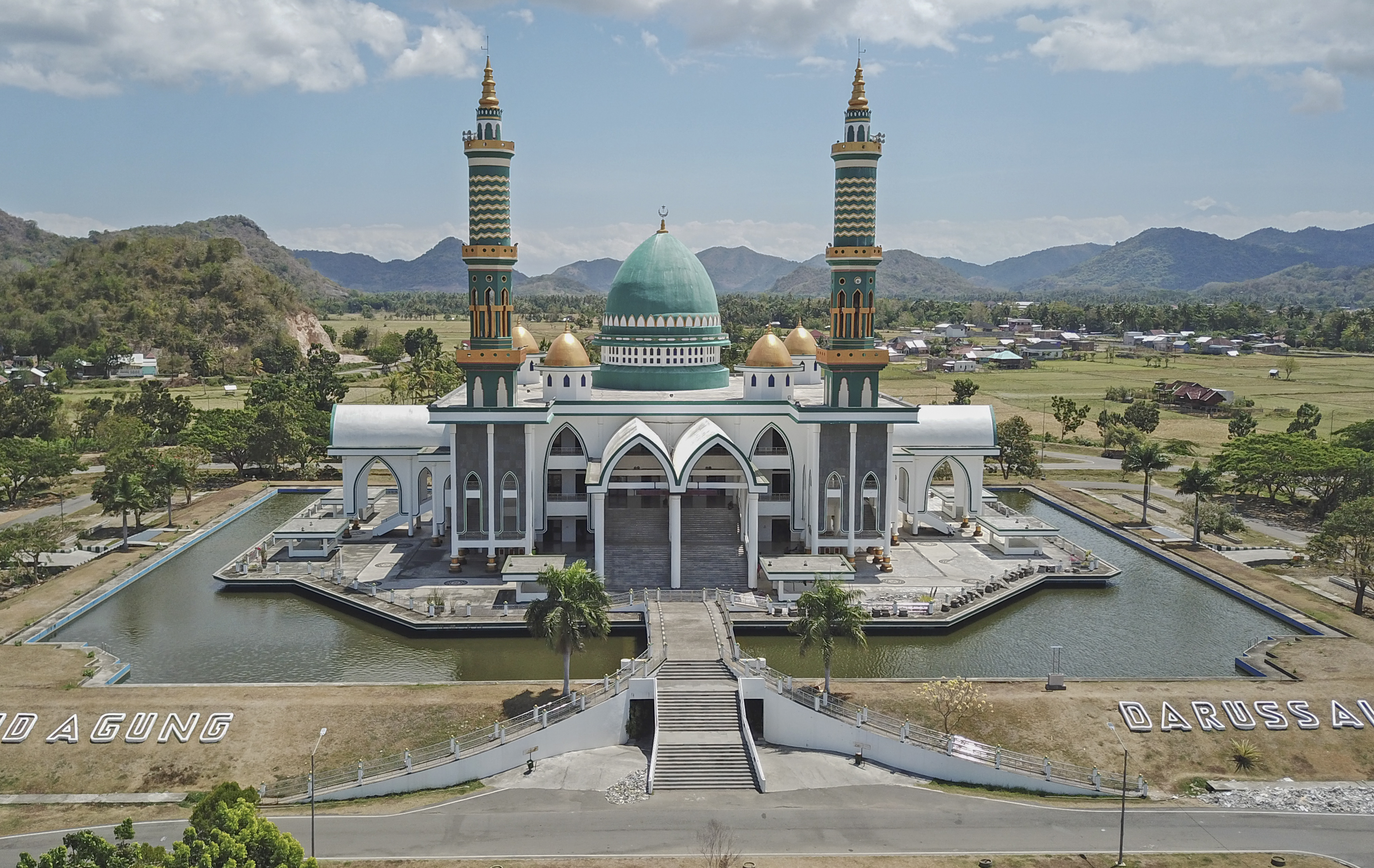 Wisata Religi di Majid Agung Darussalam Sumbawa Barat