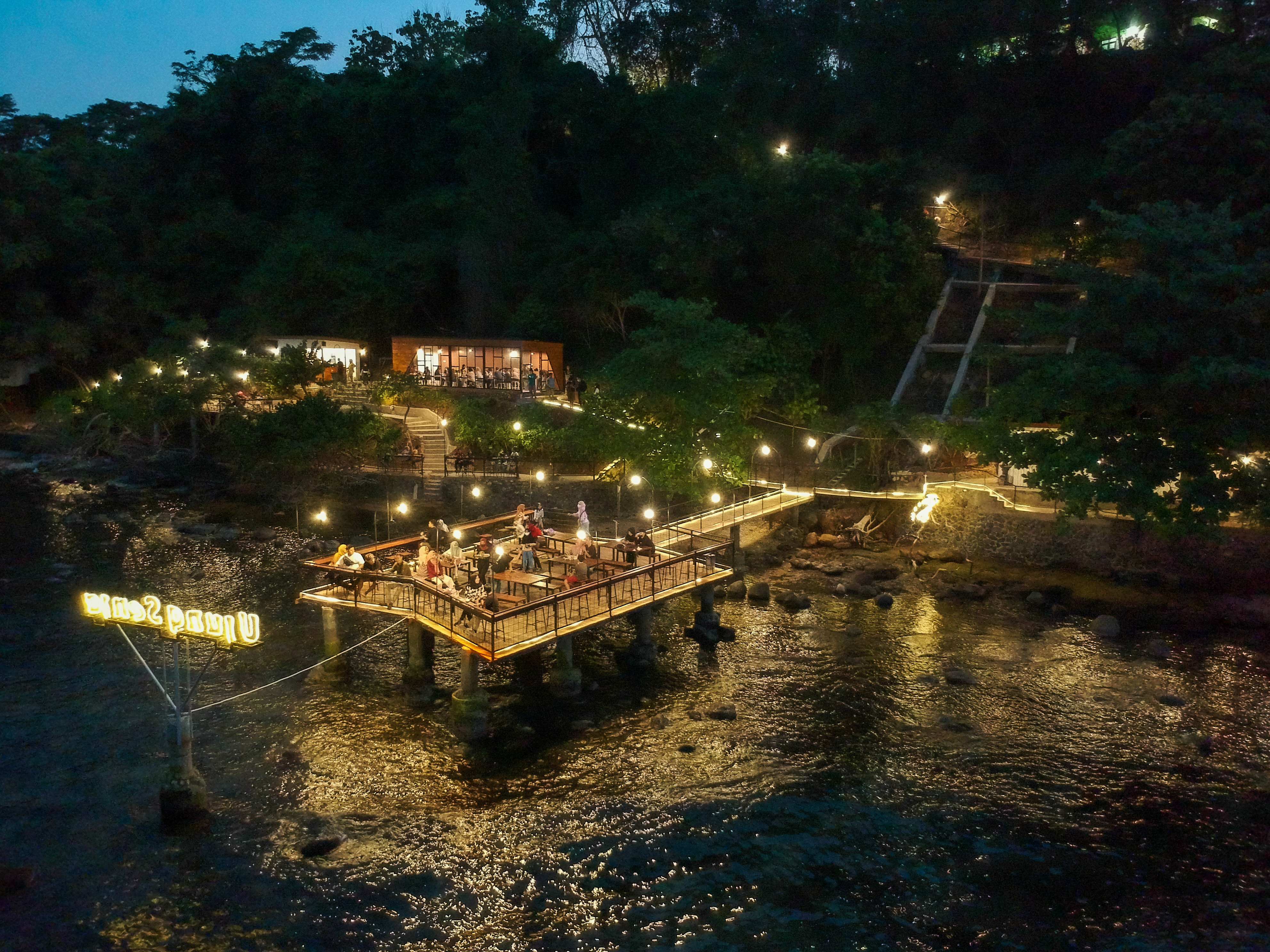 Kedai Kopi Pinggir Laut